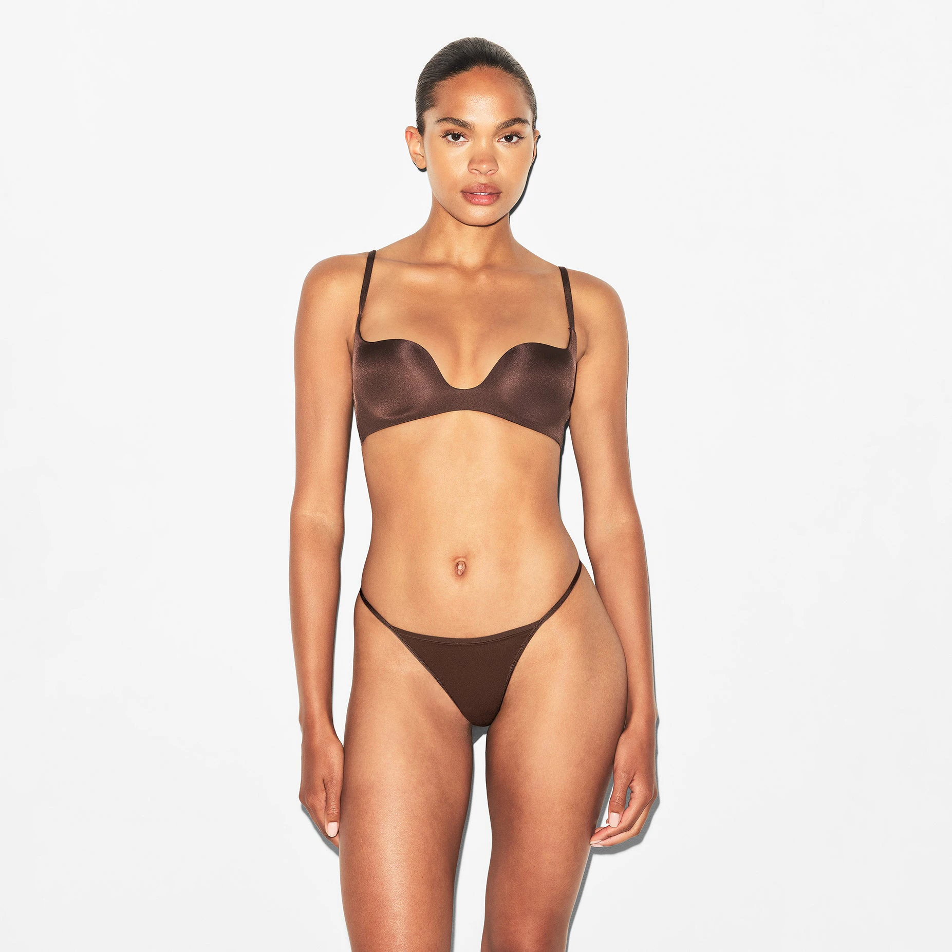 WIRELESS FORM SQUARE NECK BRA | COCOA ON A MODEL FRONT VIEW | FOCUS: 0.0, 1.0, 0.9