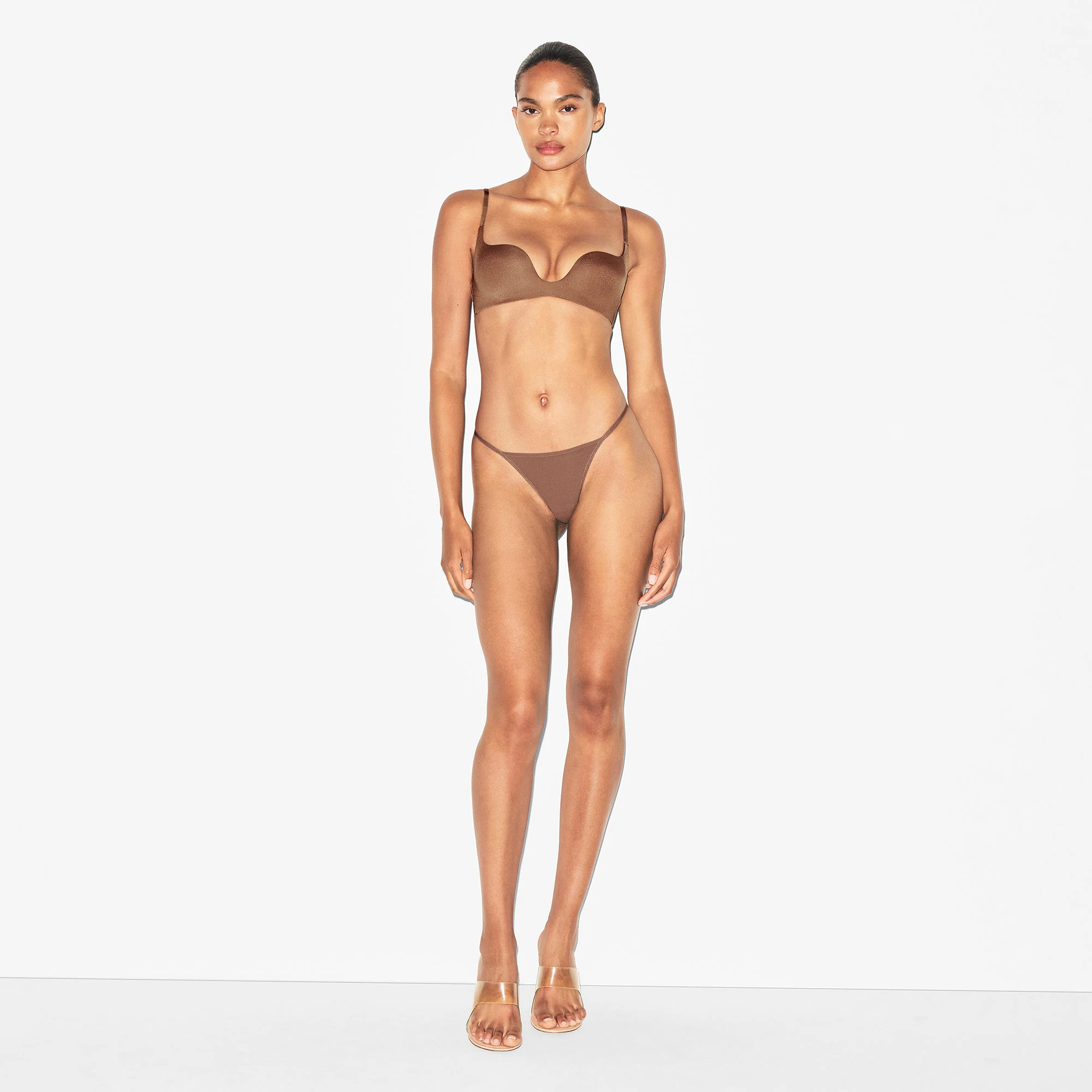 WIRELESS FORM SQUARE NECK BRA | JASPER ON A MODEL FRONT VIEW | FOCUS: 0.0, 1.0, 0.9