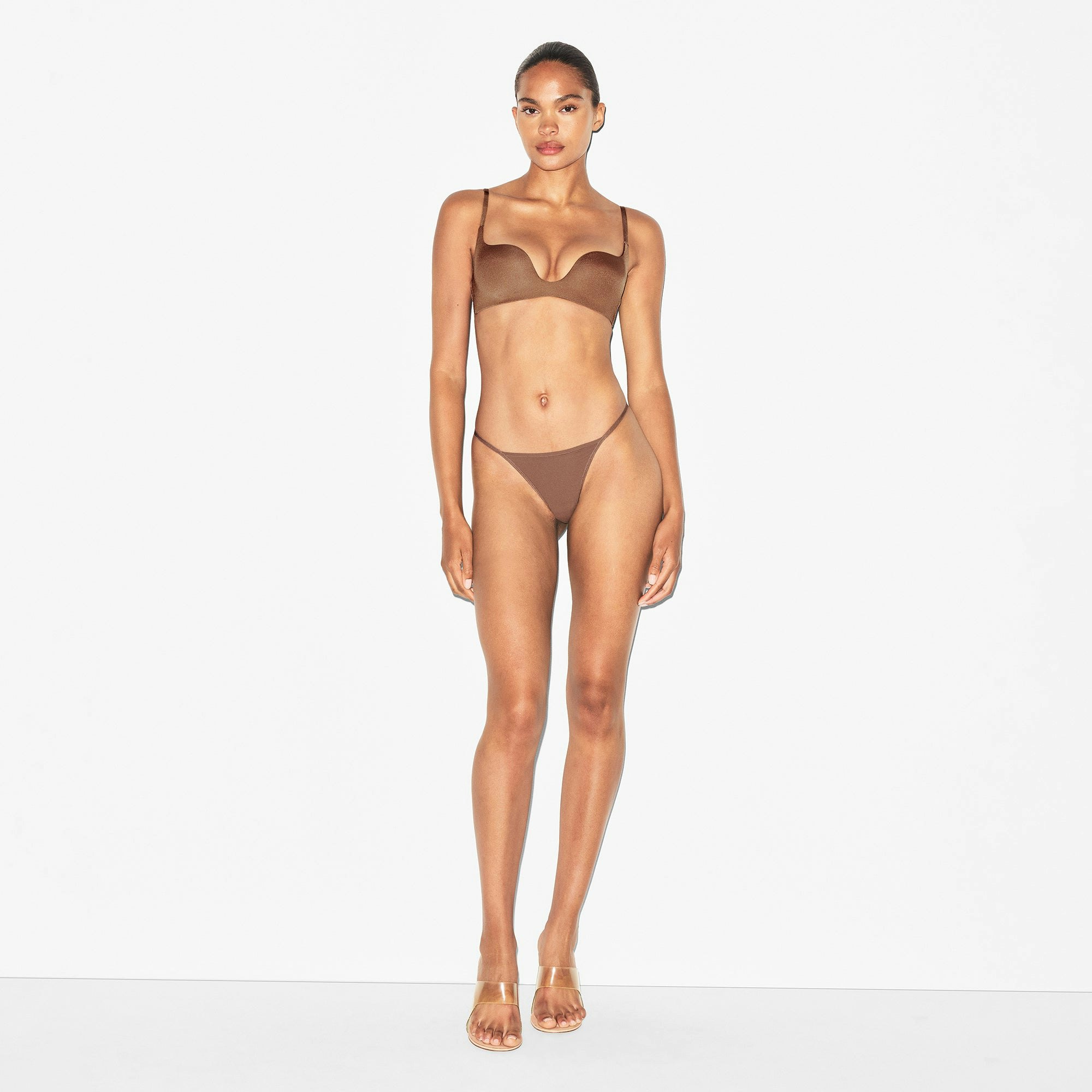 WIRELESS FORM SQUARE NECK BRA | JASPER ON A MODEL FRONT VIEW | FOCUS: 0.0, 1.0, 0.9