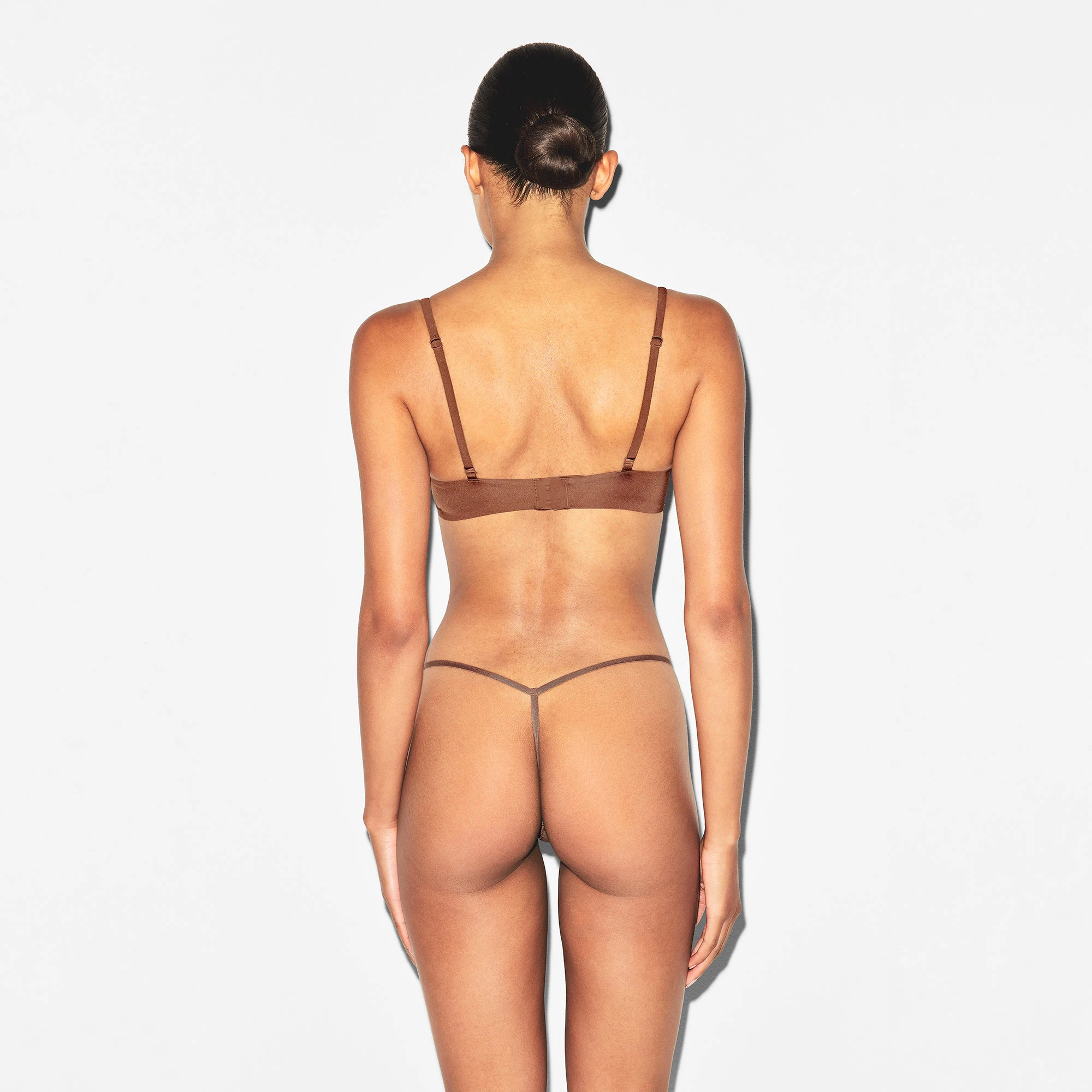 WIRELESS FORM SQUARE NECK BRA | JASPER ON A MODEL BACK VIEW | FOCUS: 0.0, 1.0, 0.9