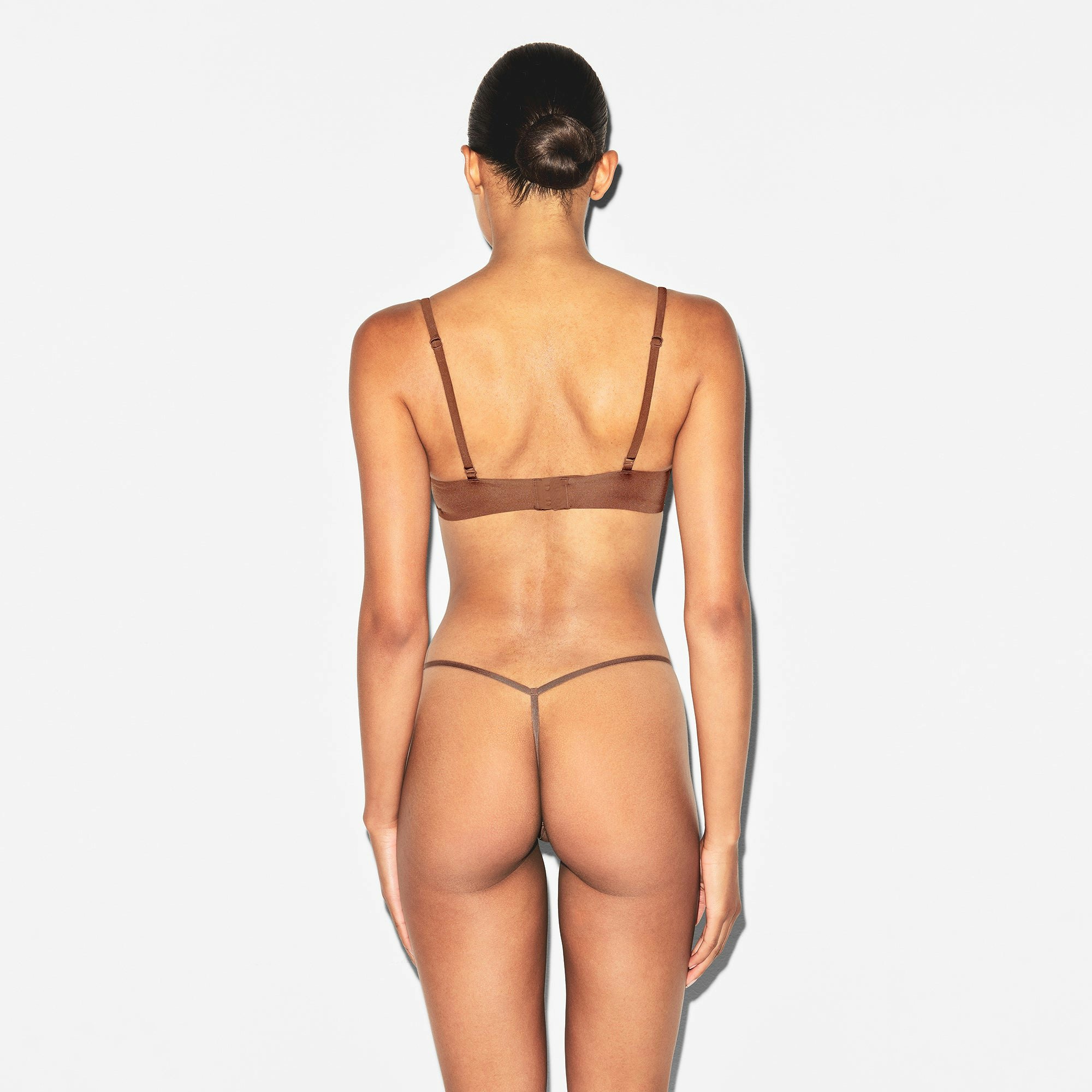 WIRELESS FORM SQUARE NECK BRA | JASPER ON A MODEL BACK VIEW | FOCUS: 0.0, 1.0, 0.9