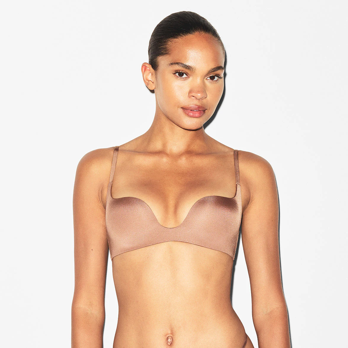 WIRELESS FORM SQUARE NECK BRA | SIENNA ON A MODEL FRONT VIEW | FOCUS: 0.0, 1.0, 0.9