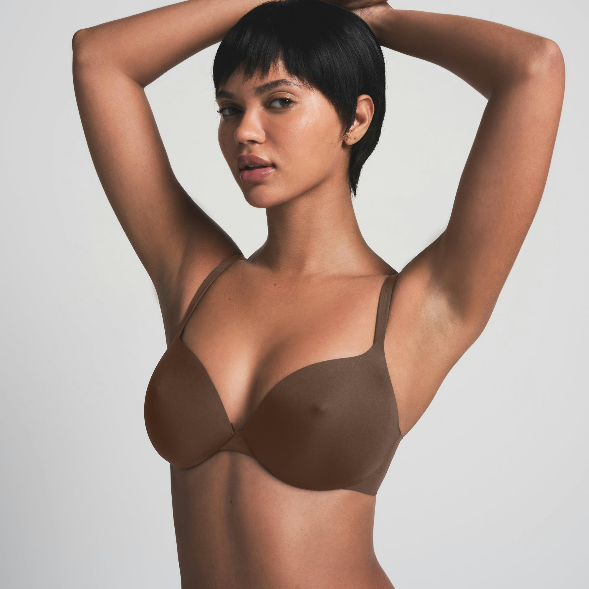 SKIMS ULTIMATE BRA NIPPLE PUSH-UP BRA | JASPER ON A MODEL FRONT VIEW | FOCUS: 0.0, 1.0, 0.9
