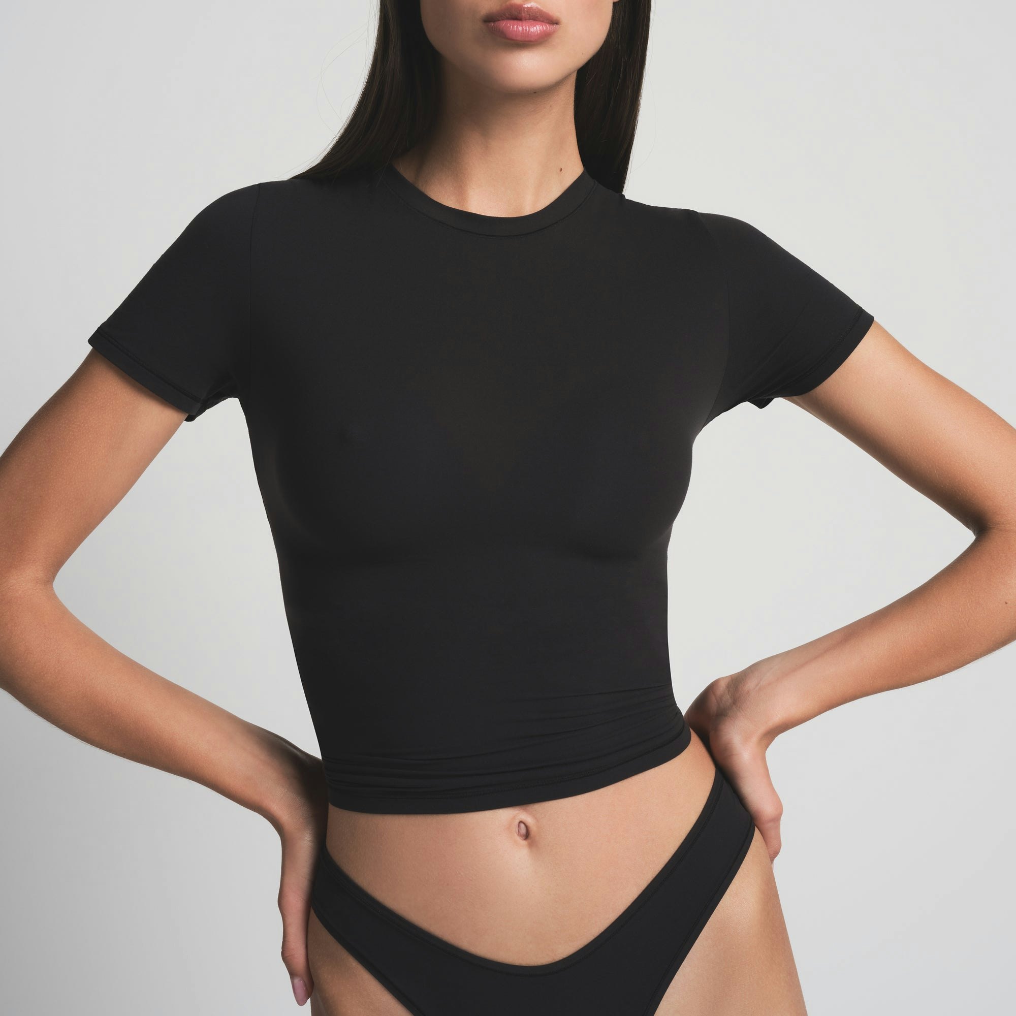 SKIMS ULTIMATE BRA NIPPLE PUSH-UP BRA | ONYX ON A MODEL FRONT VIEW | FOCUS: 0.0, 1.0, 0.9