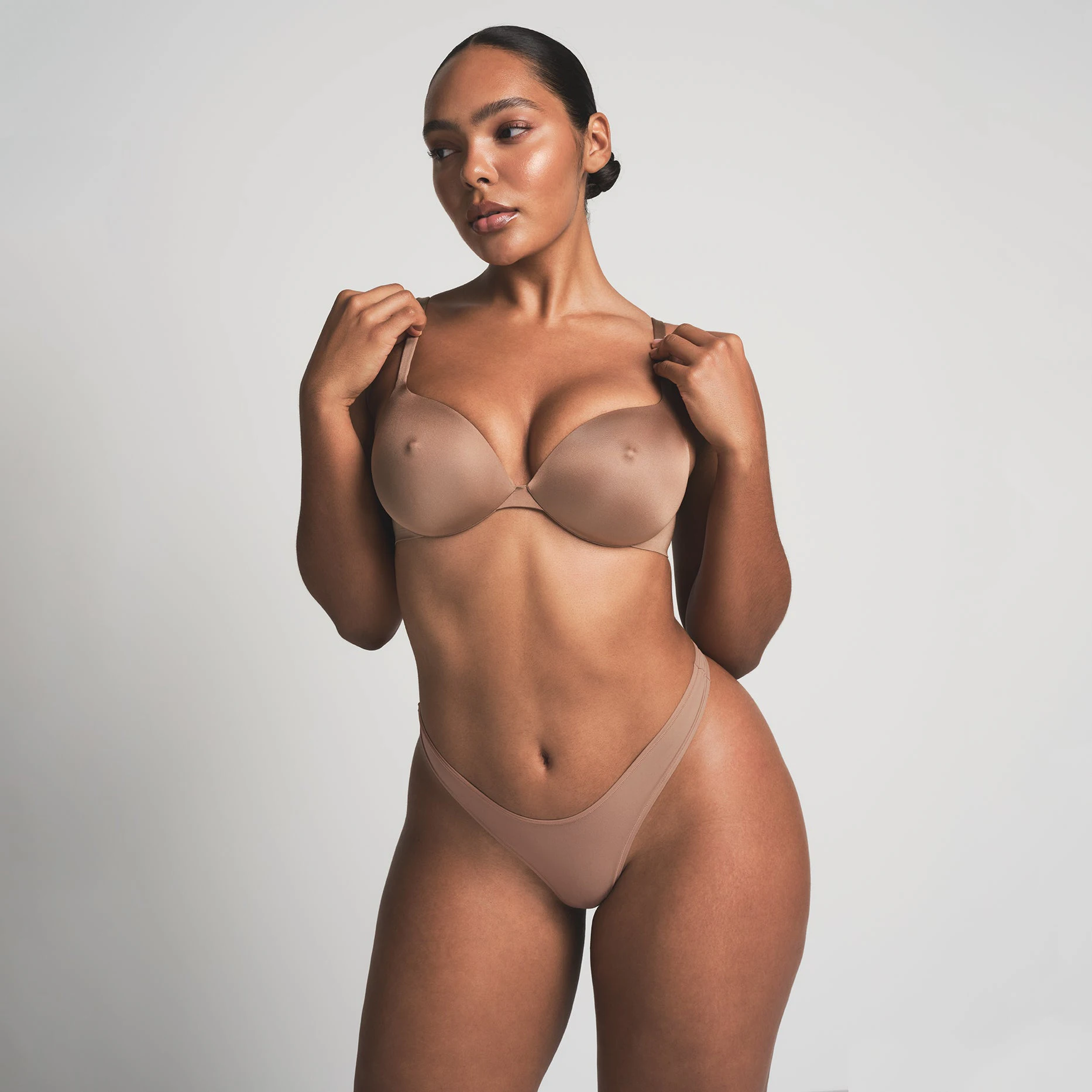 SKIMS ULTIMATE NIPPLE PUSH-UP BRA | SIENNA ON A MODEL FRONT VIEW @ | FOCUS: 0.0, 1.0, 0.9