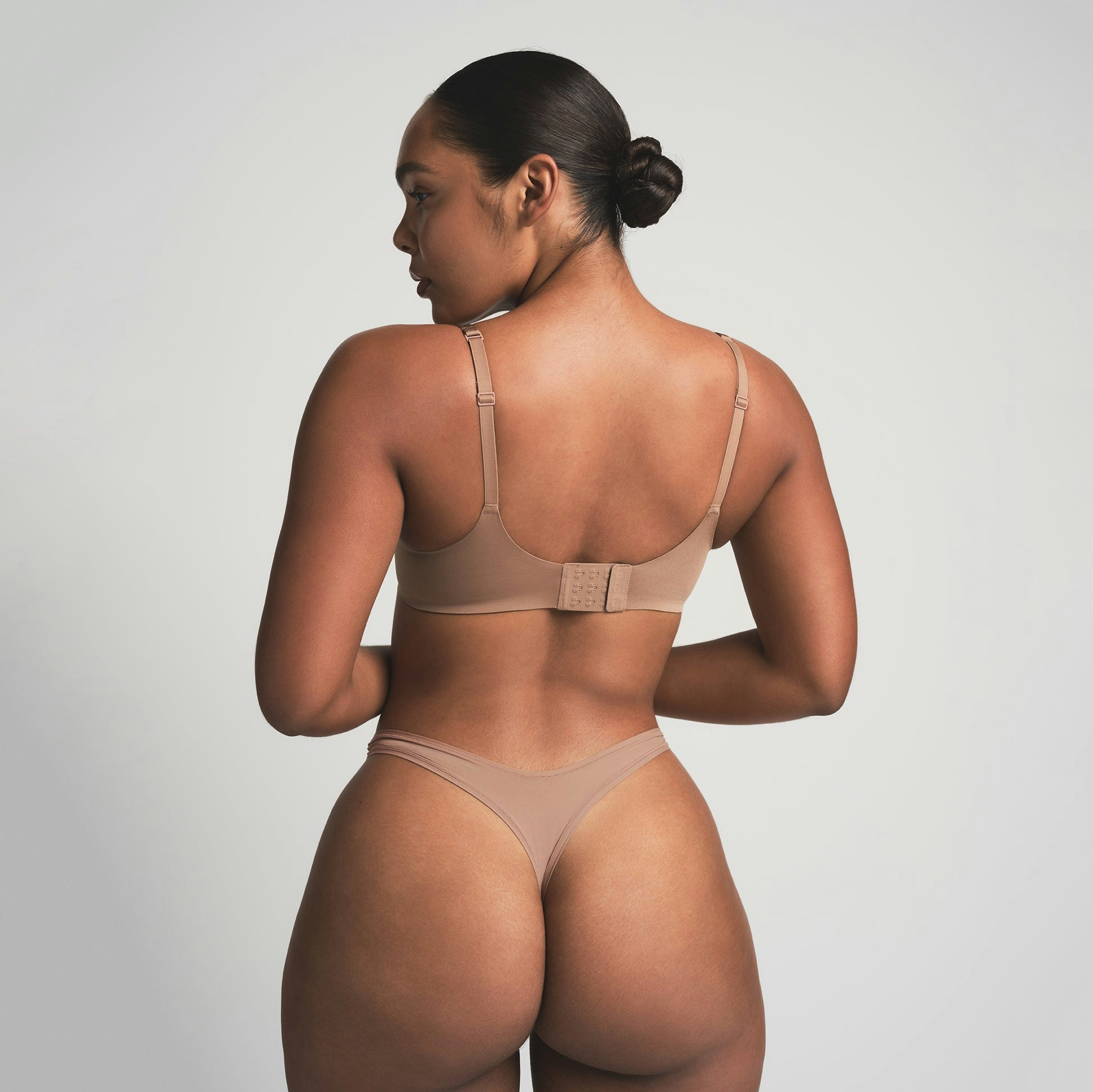 SKIMS ULTIMATE NIPPLE PUSH-UP BRA | SIENNA ON A MODEL BACK VIEW | FOCUS: 0.0, 1.0, 0.9