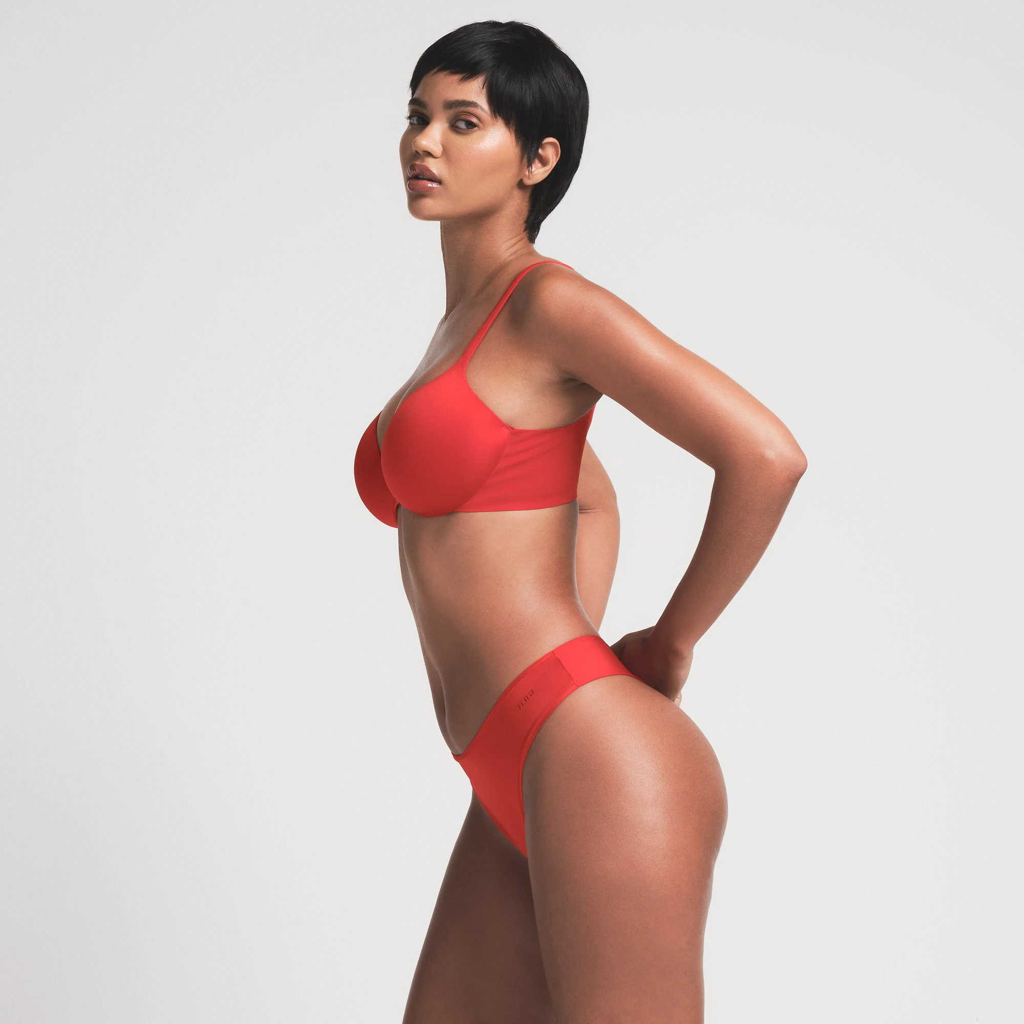 SKIMS ULTIMATE TEARDROP PUSH-UP BRA | CAYENNE ON A MODEL SIDE VIEW | FOCUS: 0.0, 1.0, 0.9