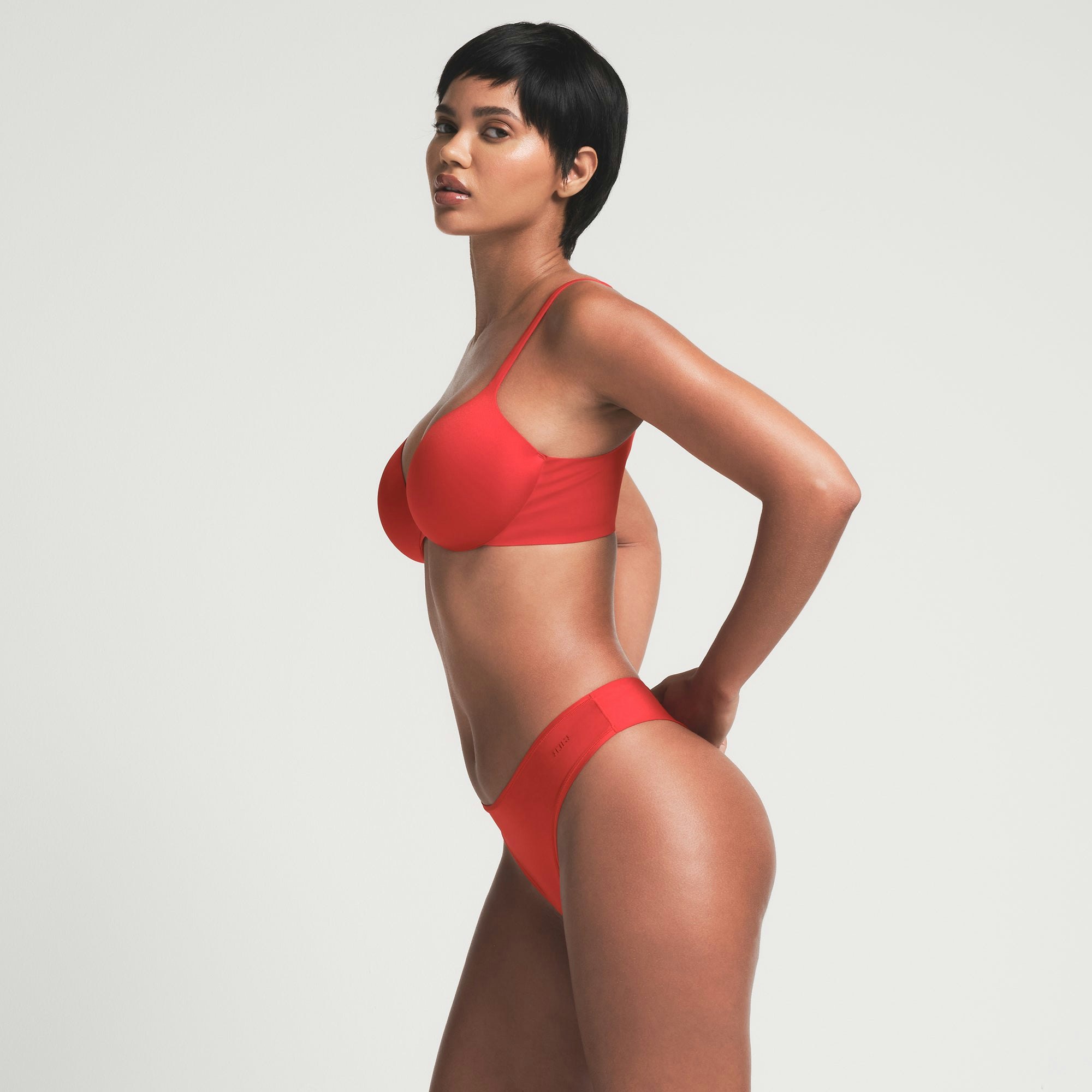 SKIMS ULTIMATE TEARDROP PUSH-UP BRA | CAYENNE ON A MODEL SIDE VIEW | FOCUS: 0.0, 1.0, 0.9
