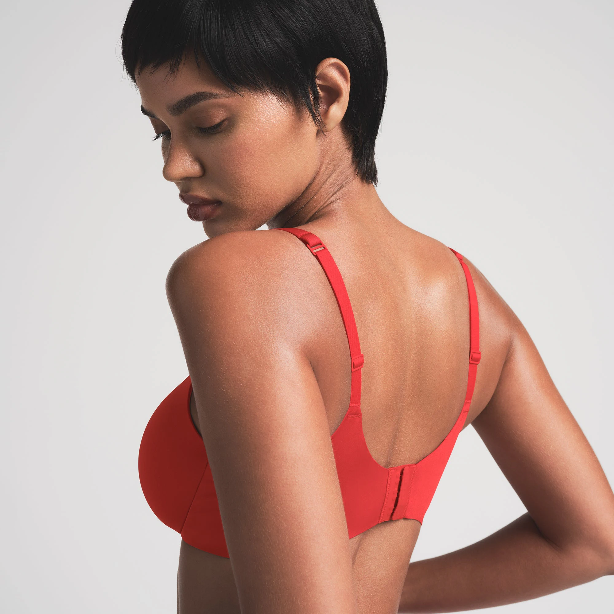 SKIMS ULTIMATE TEARDROP PUSH-UP BRA | CAYENNE ON A MODEL SIDE VIEW | FOCUS: 0.0, 1.0, 0.9