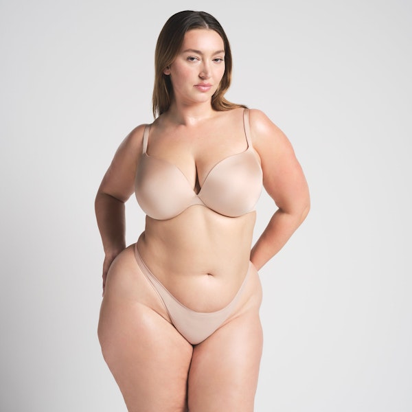 SKIMS ULTIMATE TEARDROP PUSH-UP BRA | MICA ON A MODEL FRONT VIEW @ | FOCUS: 0.0, 1.0, 0.9