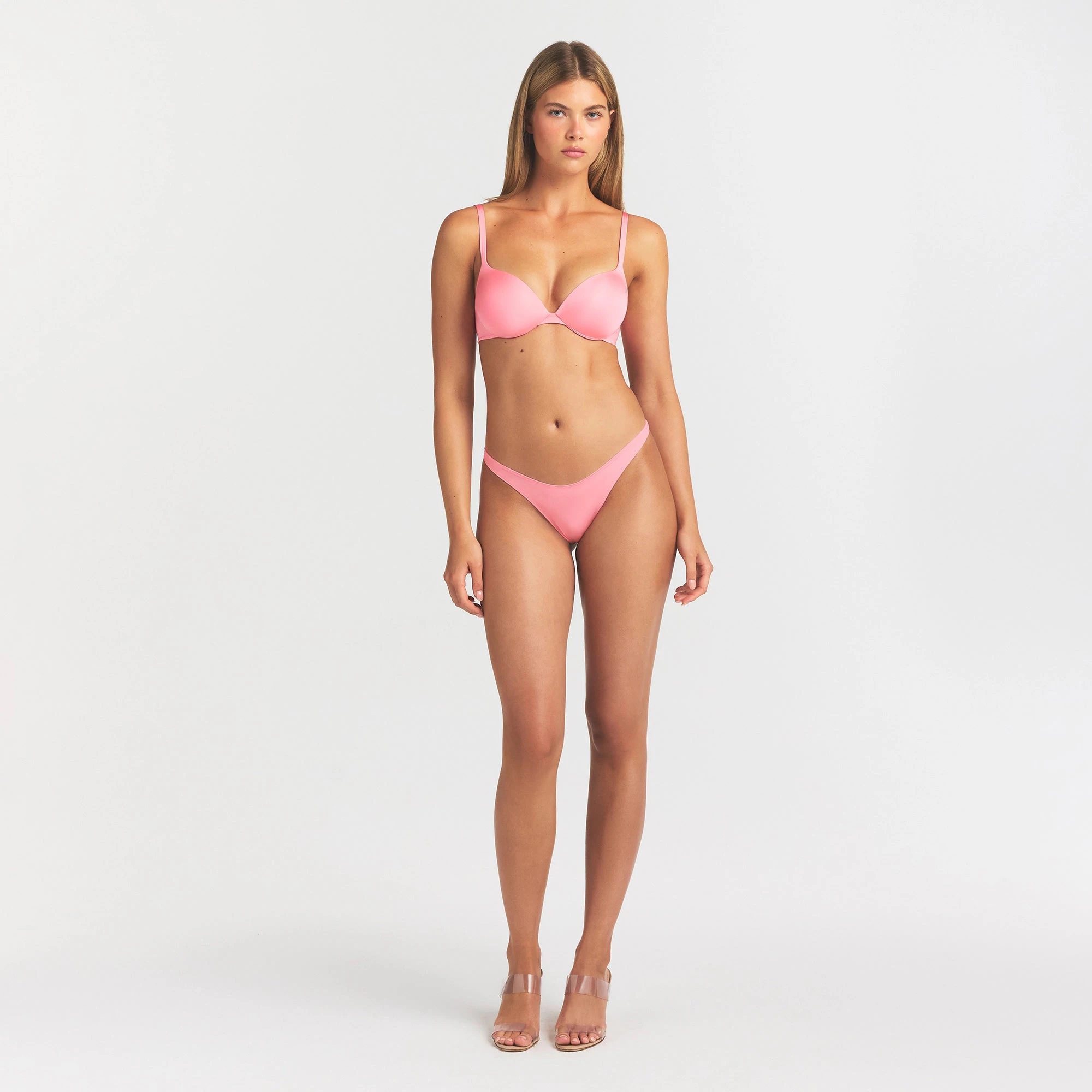 SKIMS ULTIMATE TEARDROP PUSH-UP BRA | MELON ON A MODEL FRONT VIEW @ | FOCUS: 0.0, 1.0, 0.9