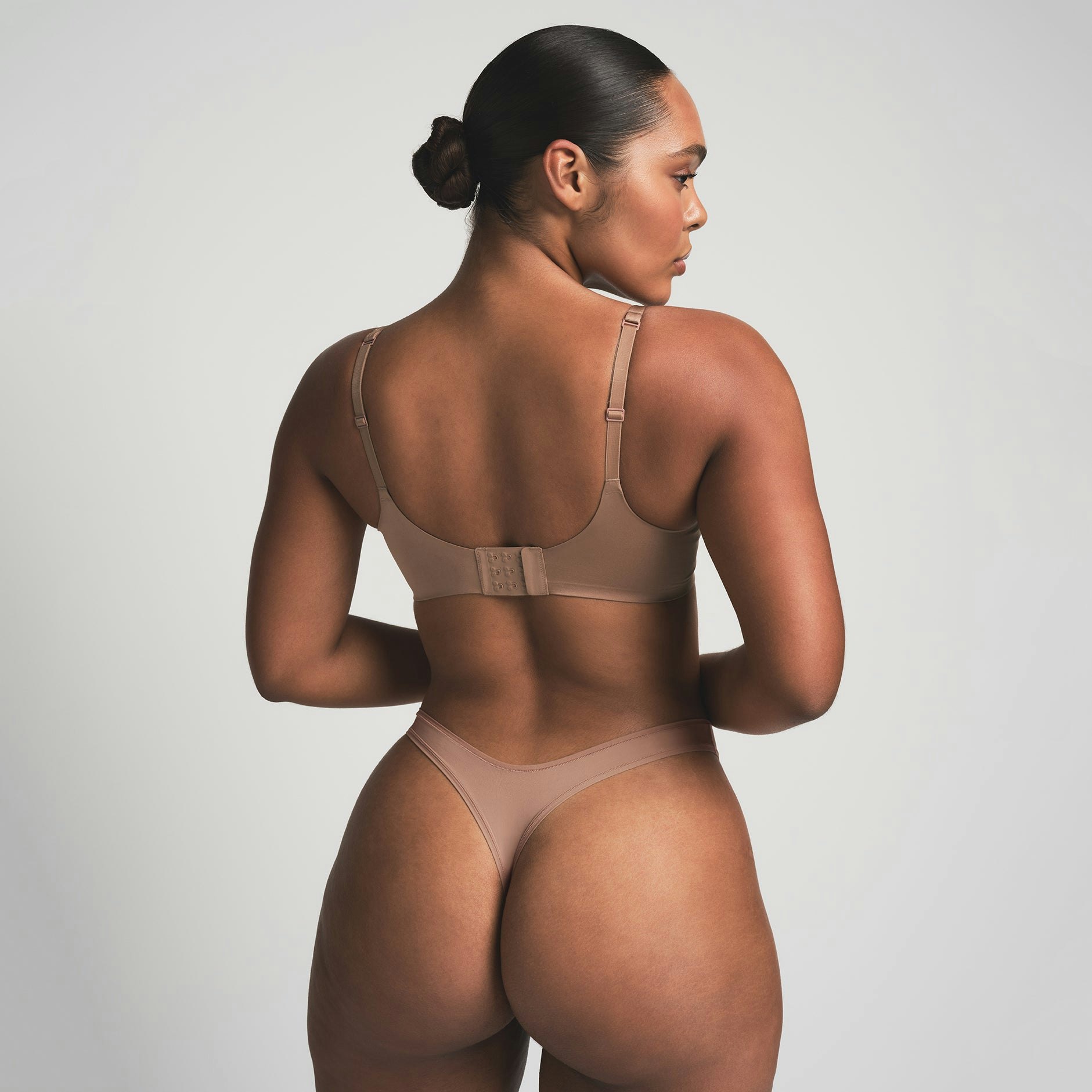 SKIMS ULTIMATE TEARDROP PUSH-UP BRA | SIENNA ON A MODEL BACK VIEW @ | FOCUS: 0.0, 1.0, 0.9