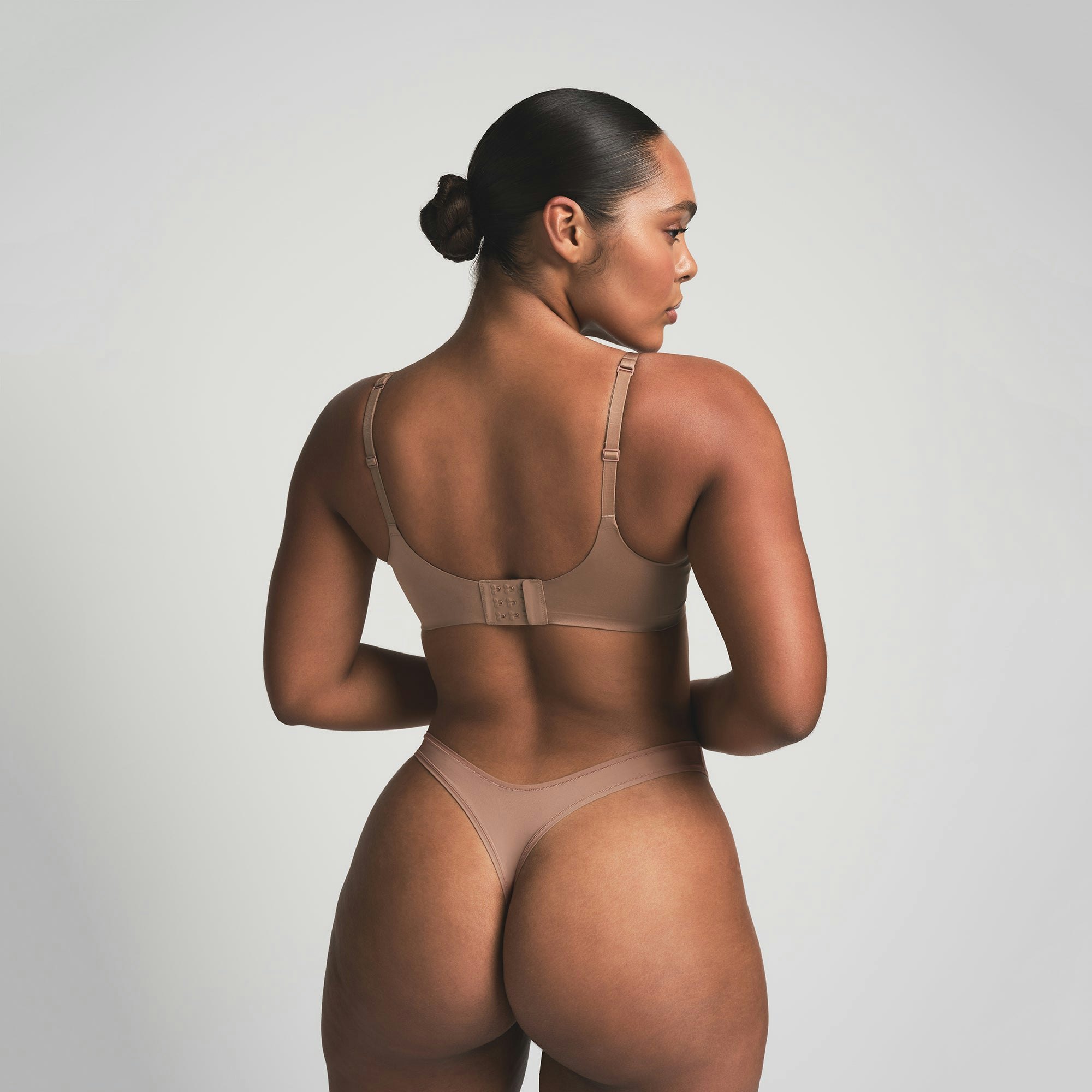 SKIMS ULTIMATE TEARDROP PUSH-UP BRA | SIENNA ON A MODEL BACK VIEW @ | FOCUS: 0.0, 1.0, 0.9