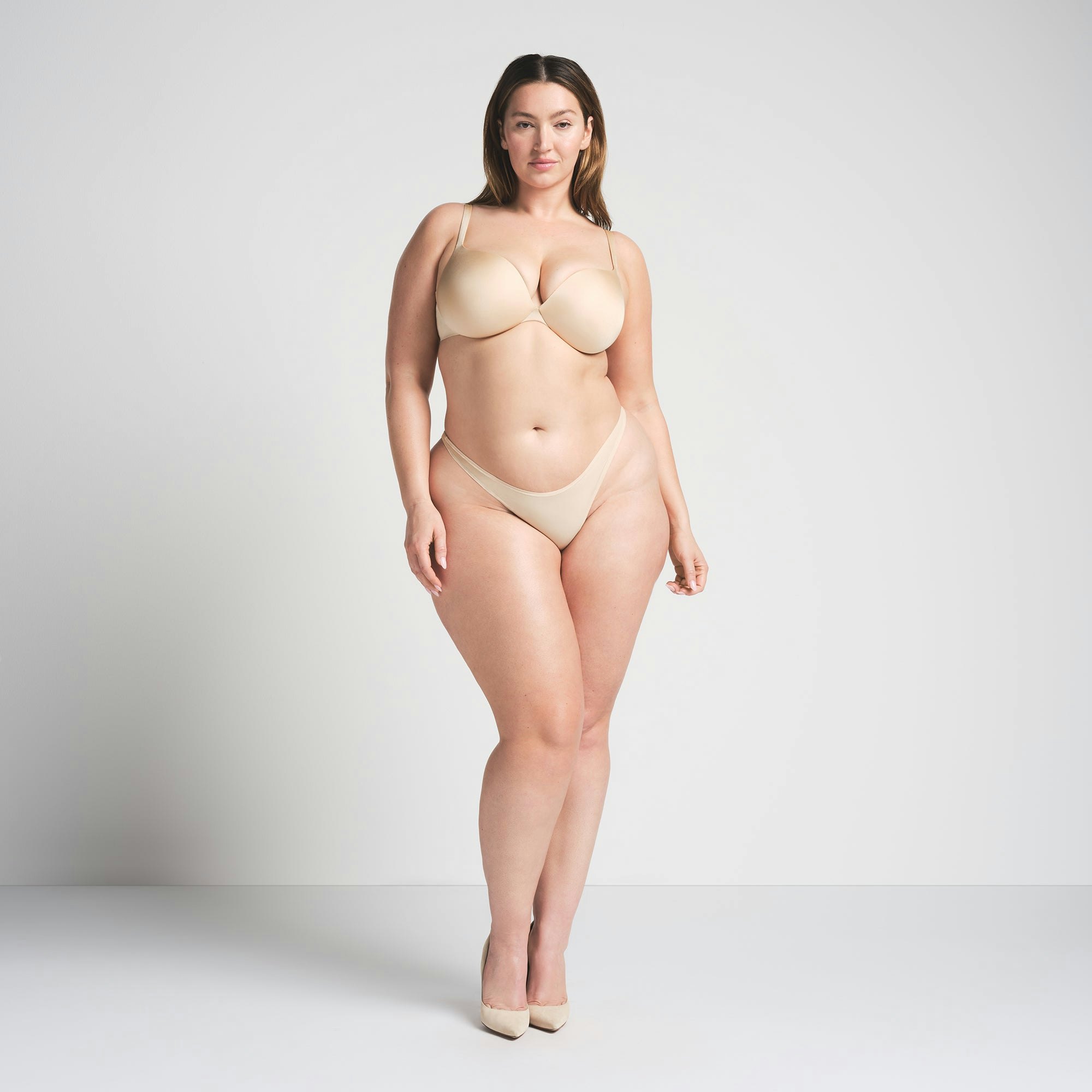 SKIMS ULTIMATE TEARDROP PUSH-UP BRA | SAND ON A MODEL FRONT VIEW | FOCUS: 0.0, 1.0, 0.9