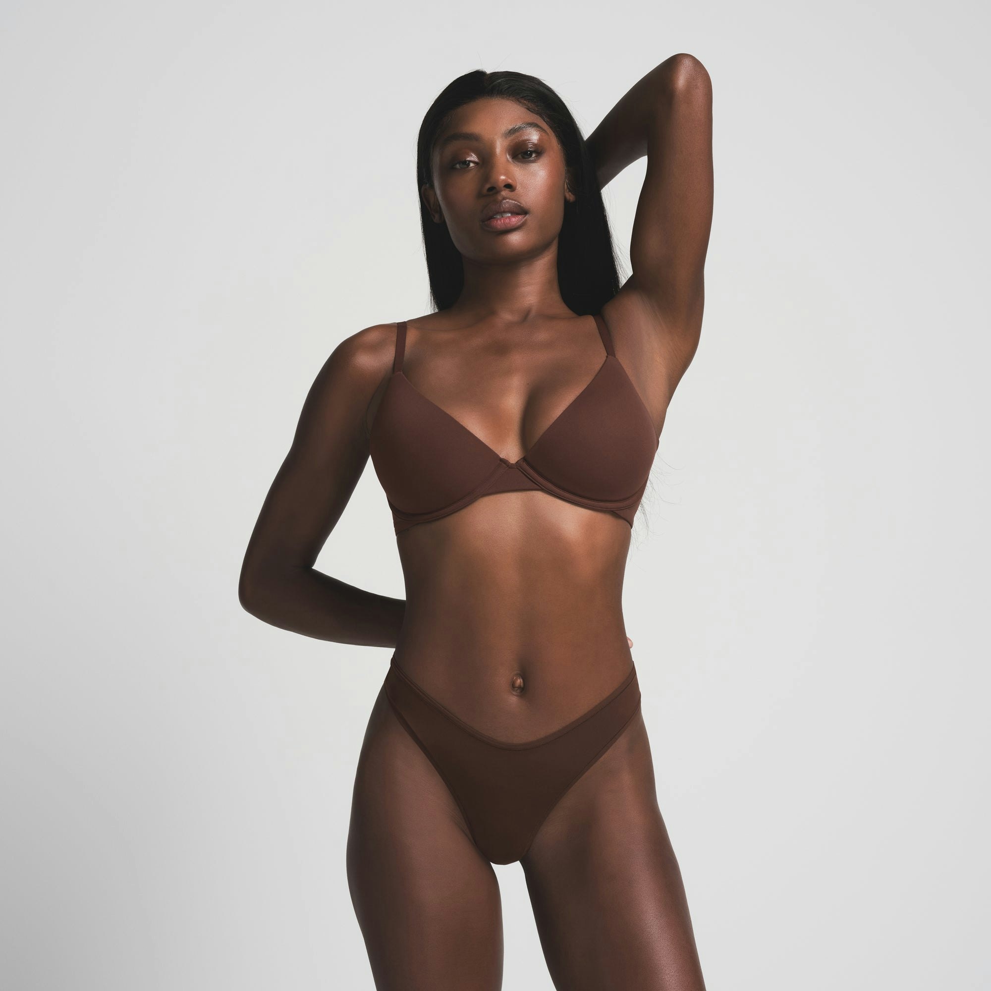 FITS EVERYBODY PLUNGE BRA | COCOA ON A MODEL FRONT VIEW | FOCUS: 0.0, 1.0, 0.9