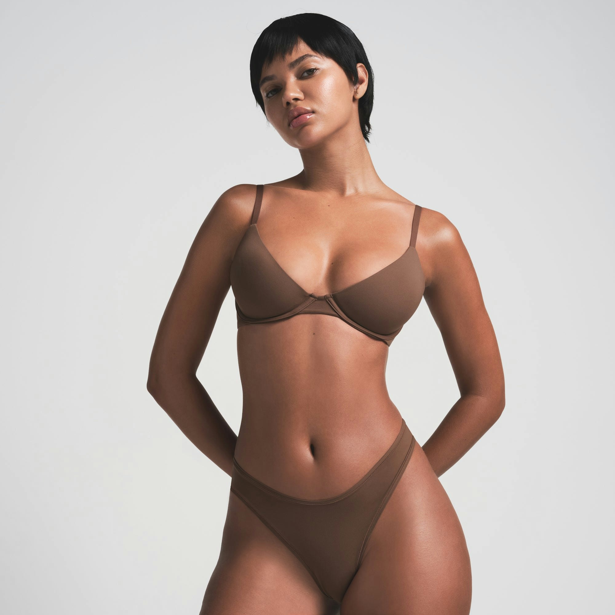 FITS EVERYBODY PLUNGE BRA | JASPER ON A MODEL FRONT VIEW | FOCUS: 0.0, 1.0, 0.9