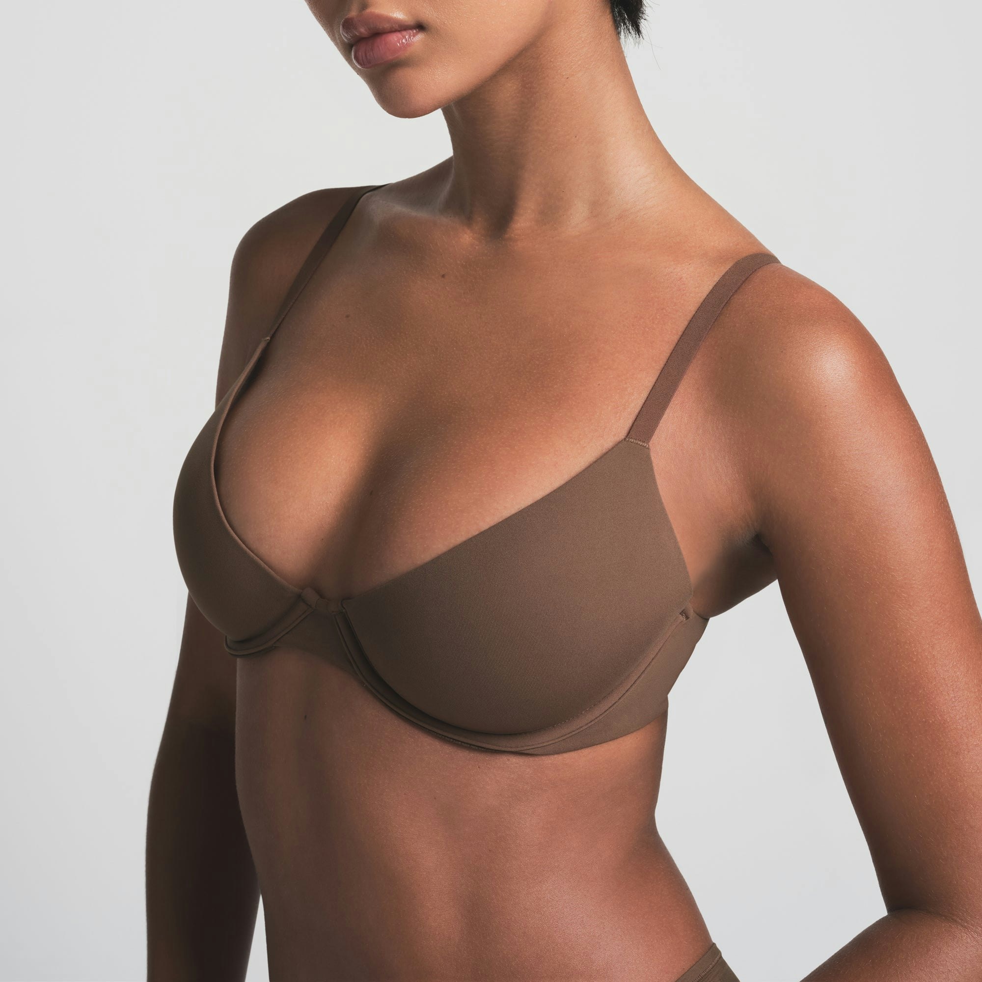 FITS EVERYBODY PLUNGE BRA | JASPER ON A MODEL FRONT VIEW | FOCUS: 0.0, 1.0, 0.9