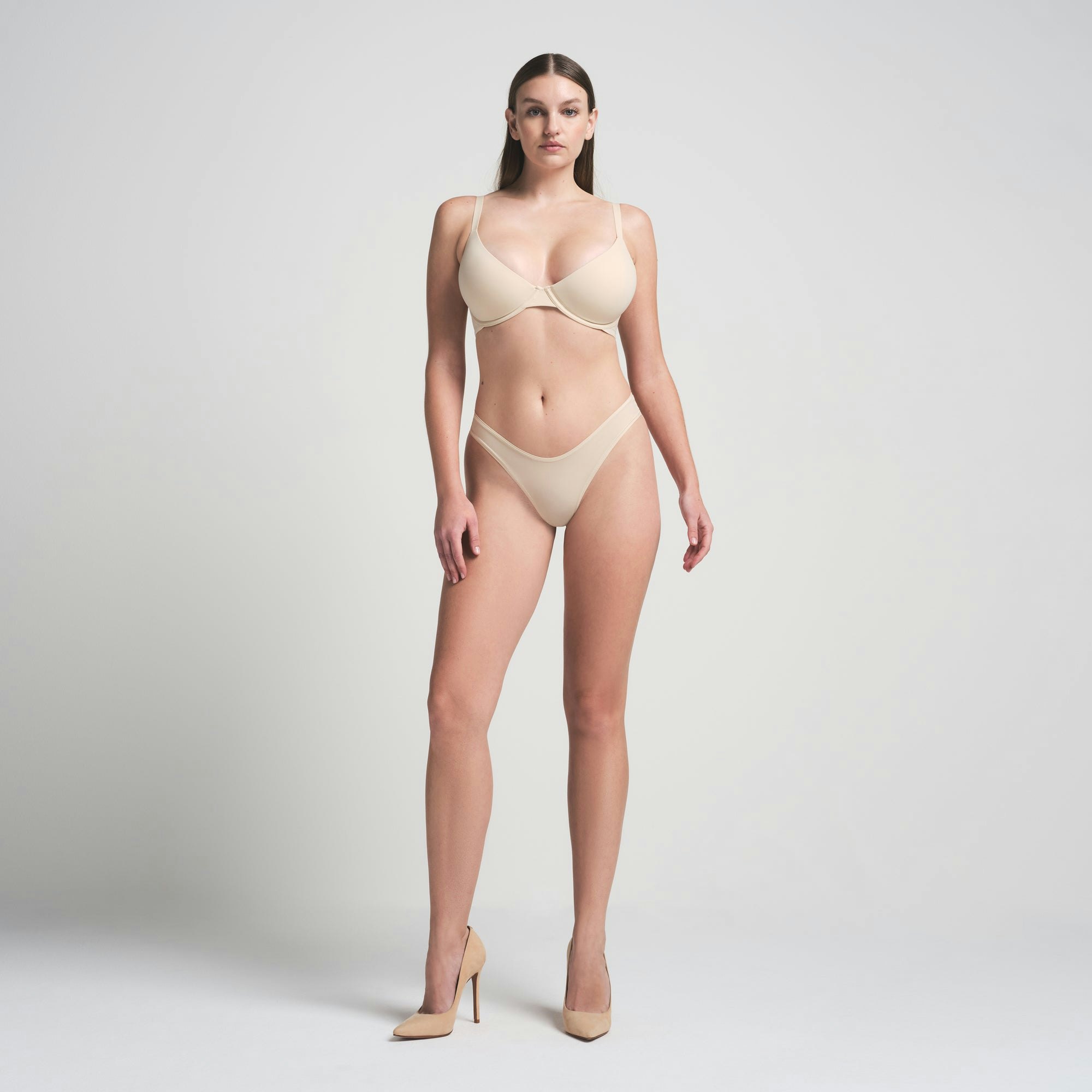 FITS EVERYBODY PLUNGE BRA | SAND ON A MODEL FRONT VIEW | FOCUS: 0.0, 1.0, 0.9