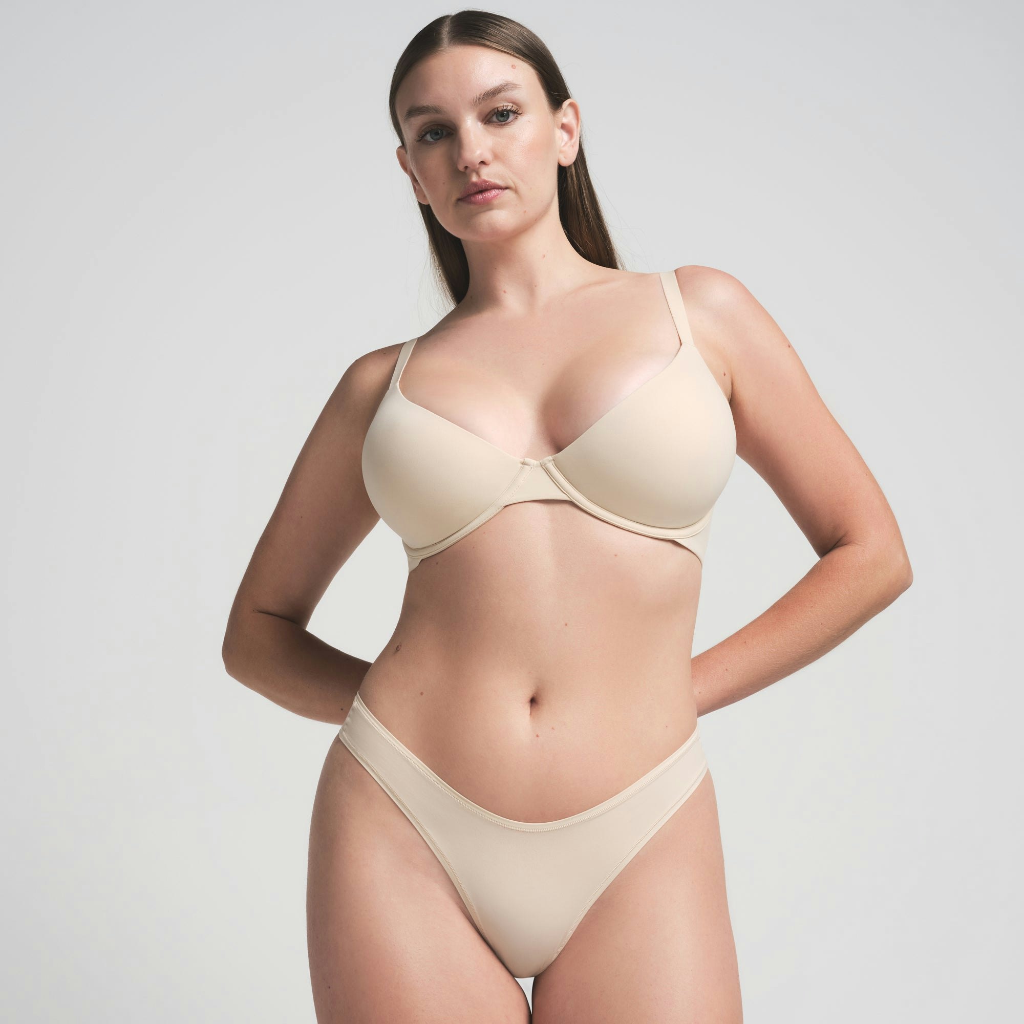 FITS EVERYBODY PLUNGE BRA | SAND ON A MODEL FRONT VIEW | FOCUS: 0.0, 1.0, 0.9