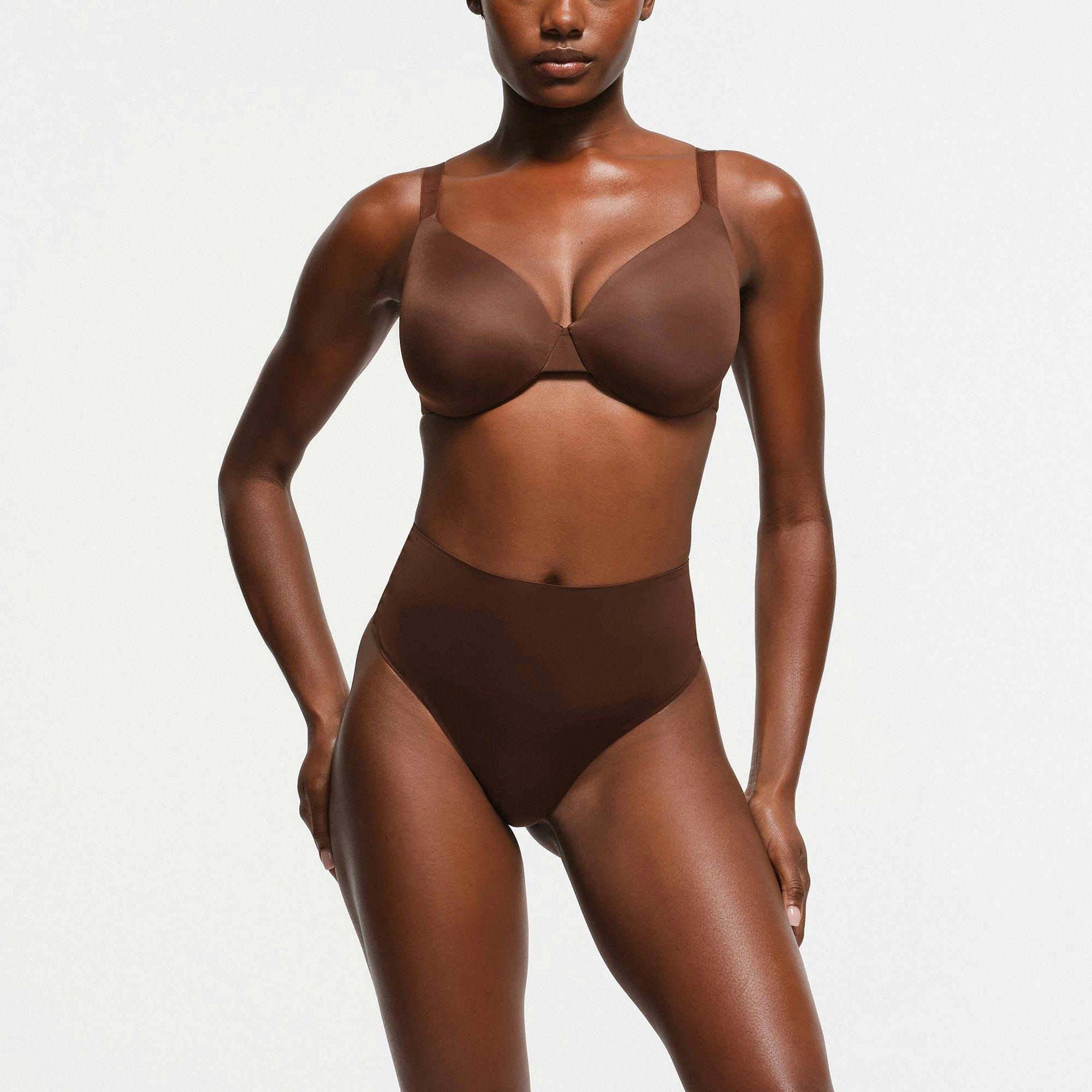 SMOOTHING INTIMATES FULL COVERAGE BRA | COCOA ON A MODEL FRONT VIEW