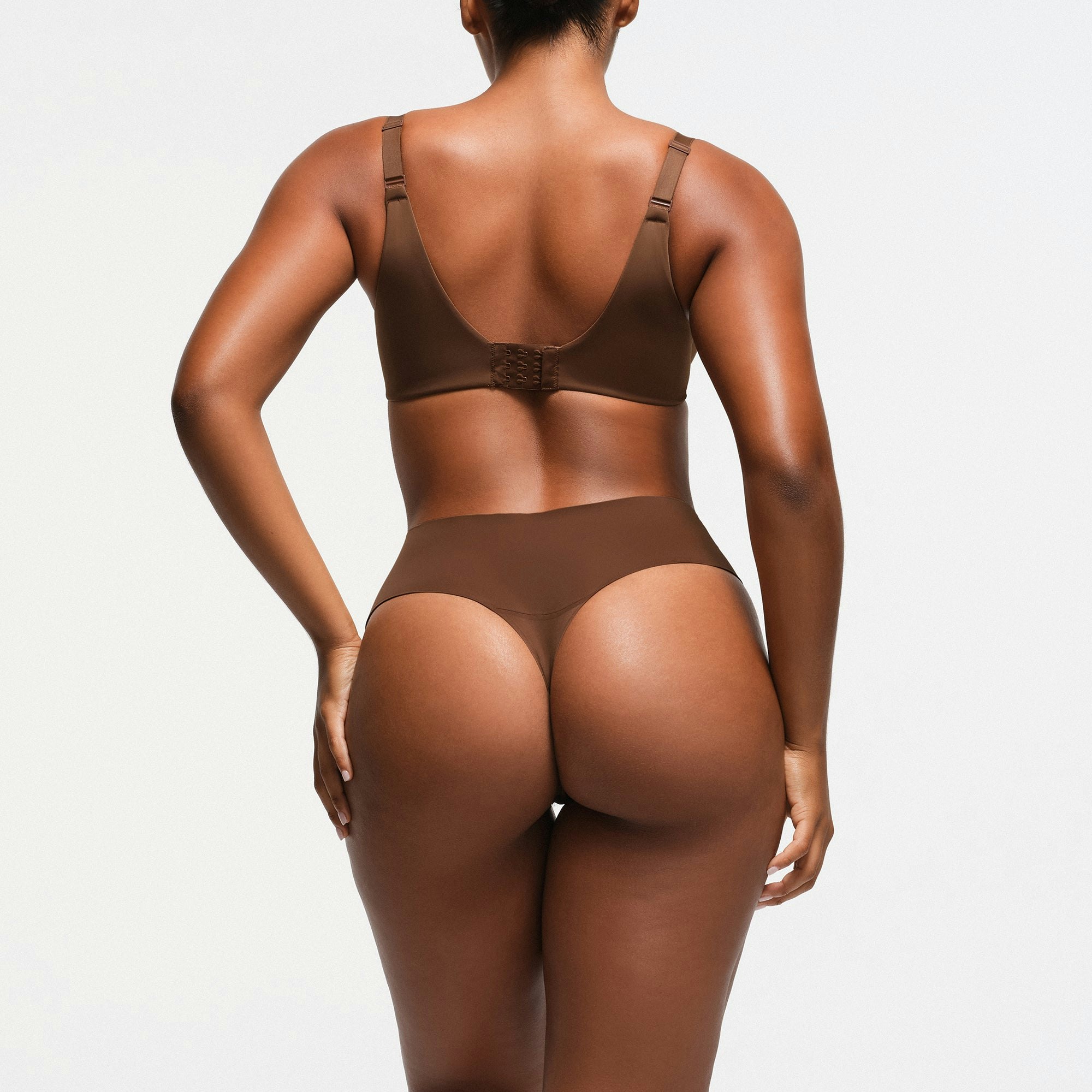 SMOOTHING INTIMATES FULL COVERAGE BRA | JASPER ON A MODEL BACK VIEW