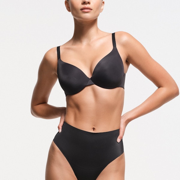 SMOOTHING INTIMATES FULL COVERAGE BRA | ONYX ON A MODEL FRONT VIEW