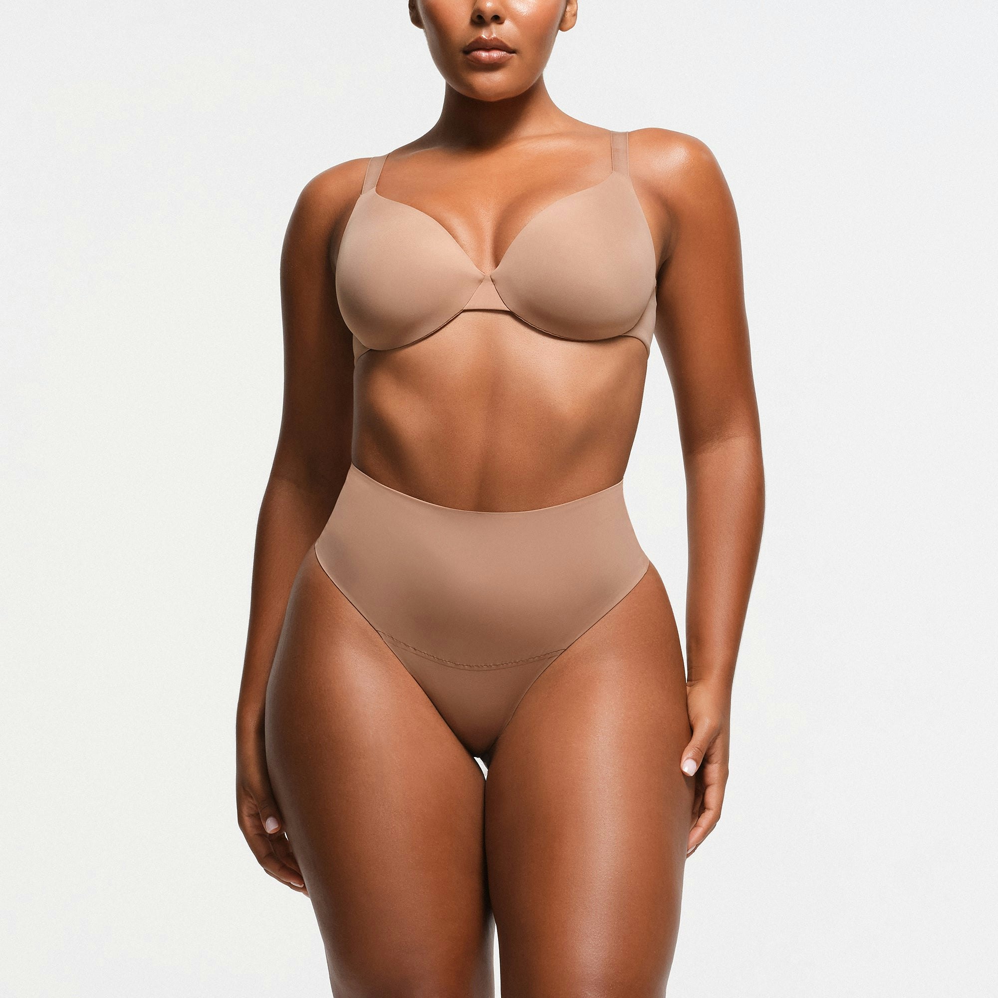SMOOTHING INTIMATES FULL COVERAGE BRA | SIENNA ON A MODEL FRONT VIEW