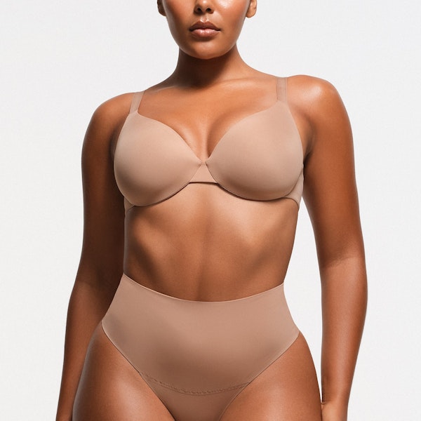 SMOOTHING INTIMATES FULL COVERAGE BRA | SIENNA ON A MODEL FRONT VIEW