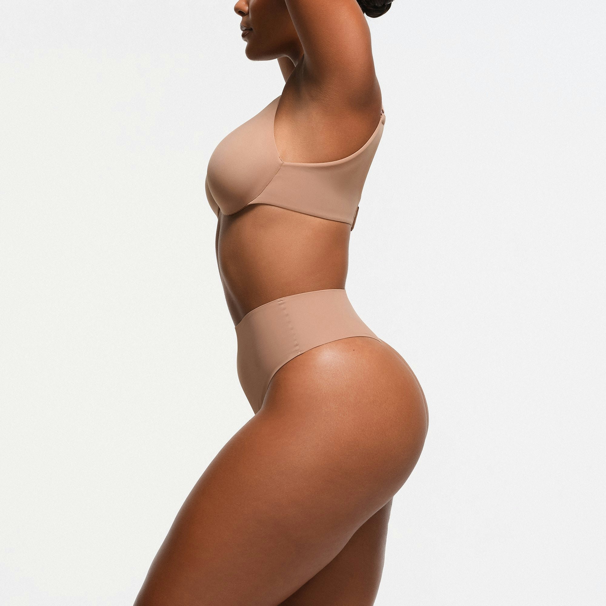SMOOTHING INTIMATES FULL COVERAGE BRA | SIENNA ON A MODEL SIDE VIEW