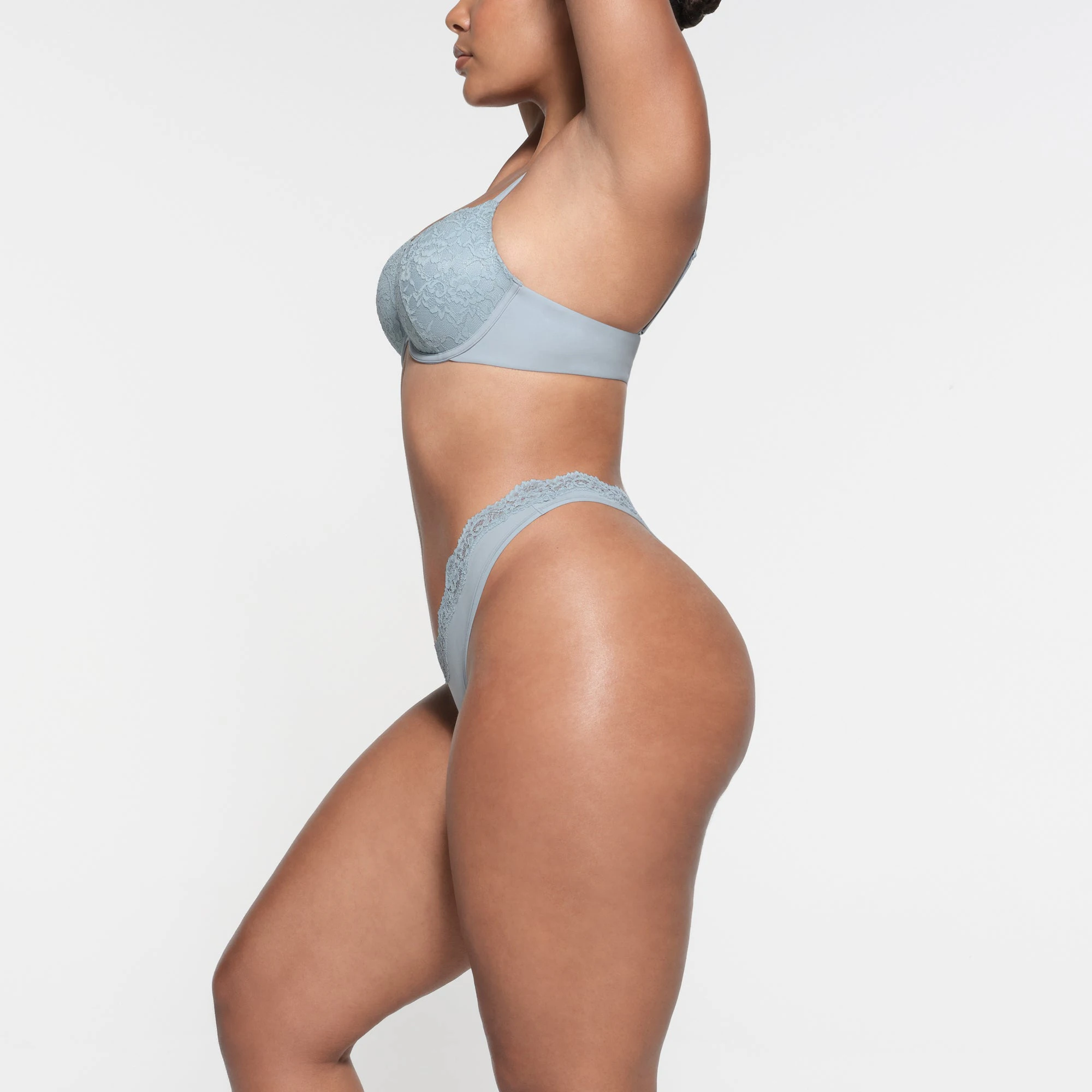 FITS EVERYBODY LACE T-SHIRT BRA | DENIM ON A MODEL SIDE VIEW