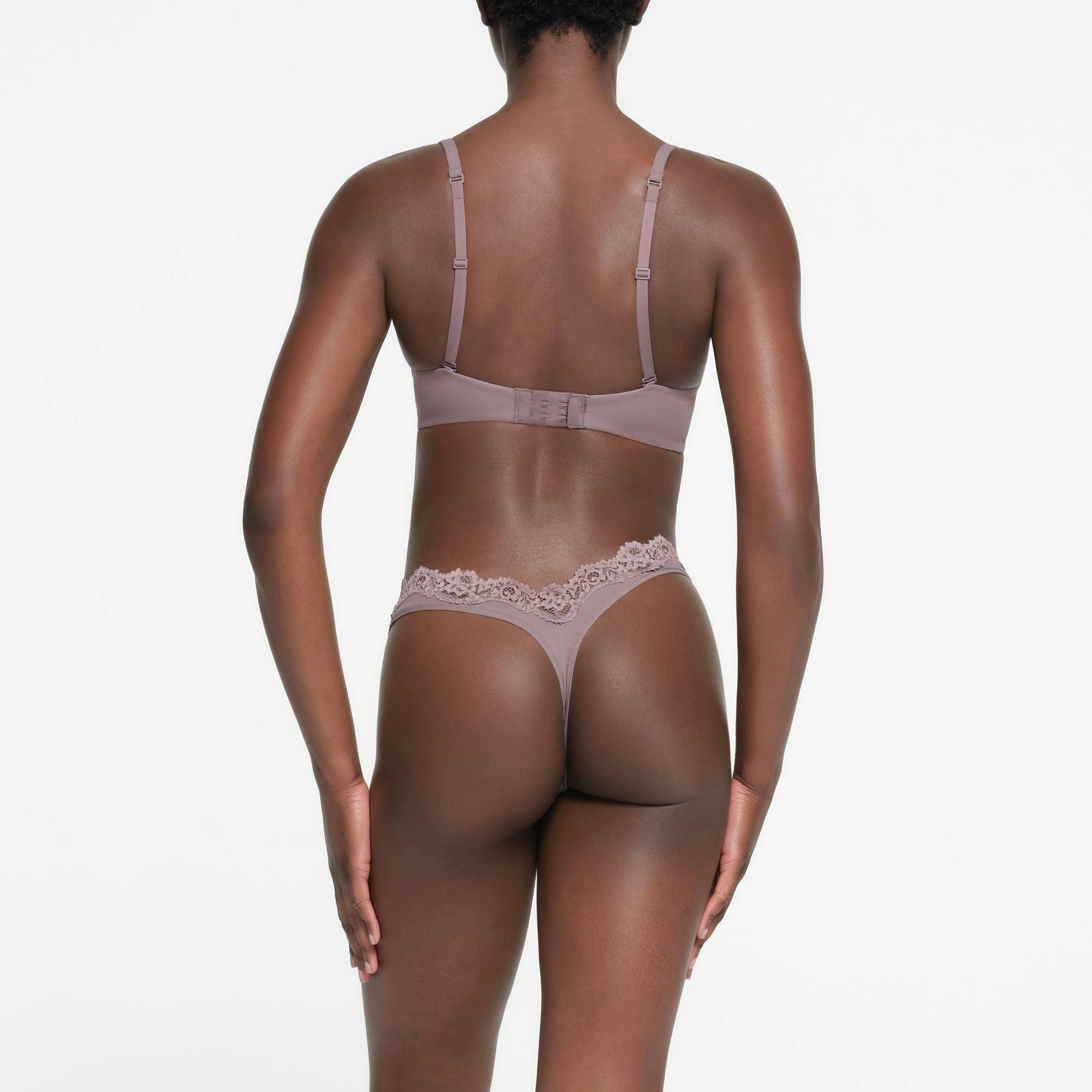 FITS EVERYBODY LACE T-SHIRT BRA | ZINC ON A MODEL BACK VIEW