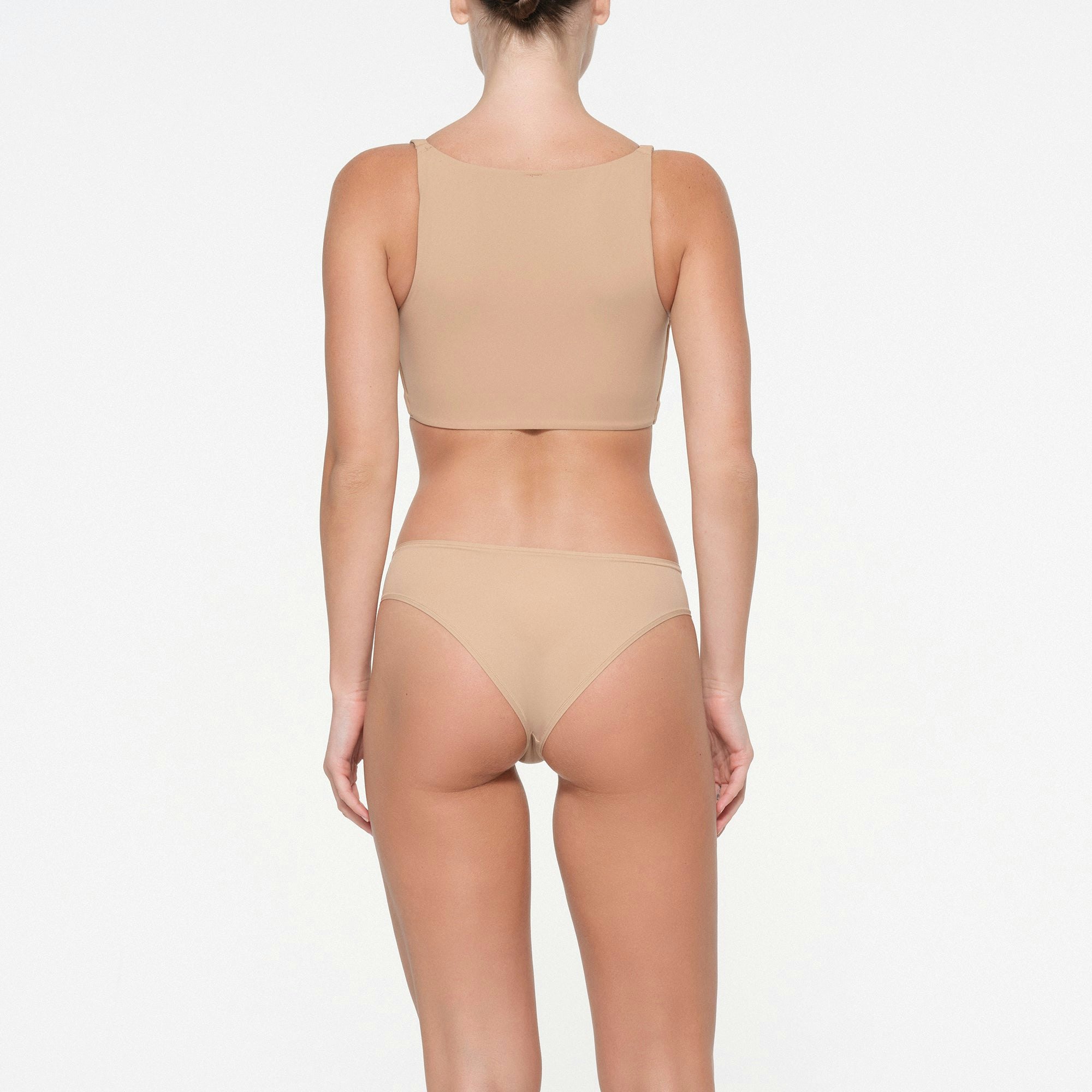 FITS EVERYBODY FULL COVERAGE BACK SMOOTHER BRA | CLAY ON A MODEL BACK VIEW