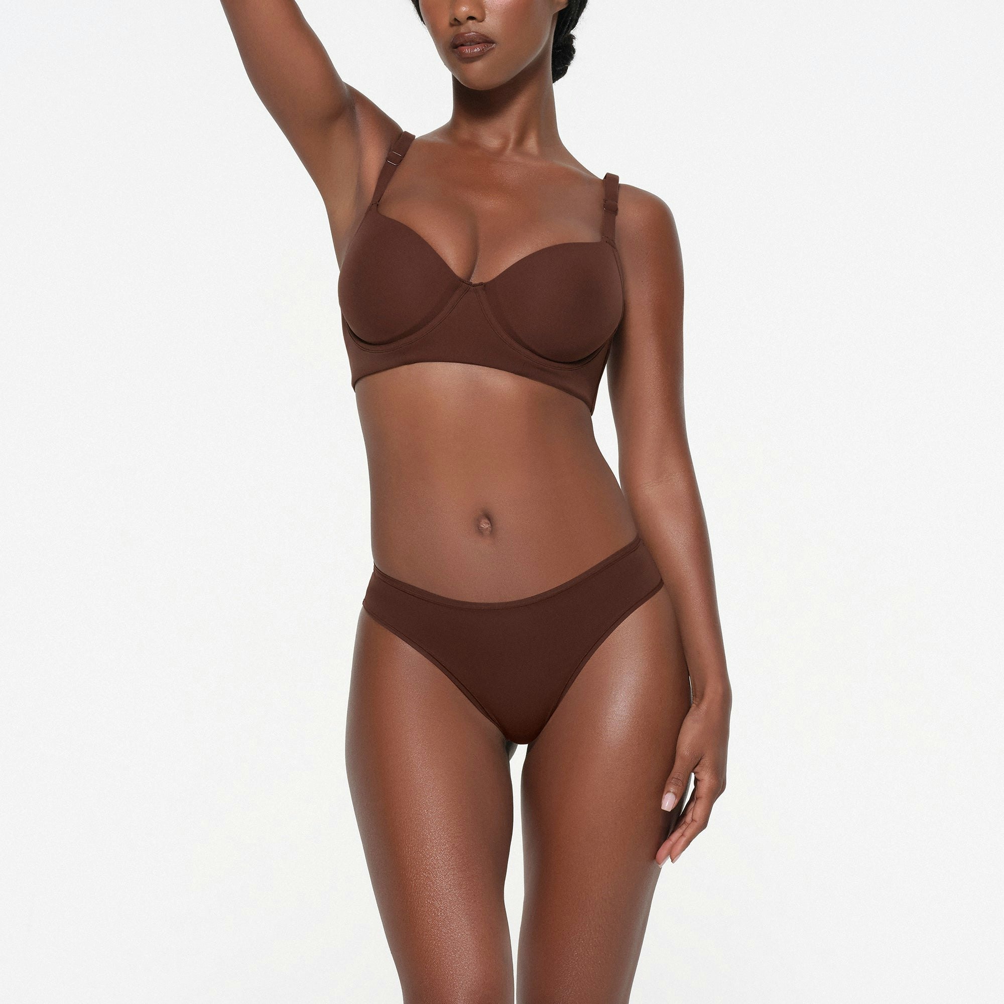FITS EVERYBODY FULL COVERAGE BACK SMOOTHER BRA | COCOA ON A MODEL FRONT VIEW