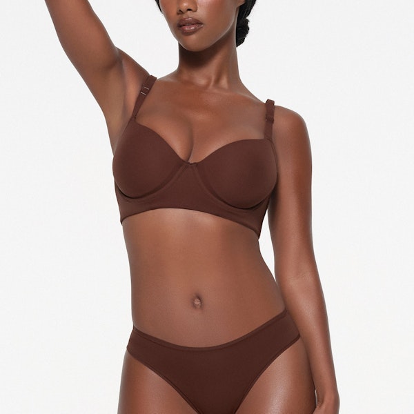 FITS EVERYBODY FULL COVERAGE BACK SMOOTHER BRA | COCOA ON A MODEL FRONT VIEW