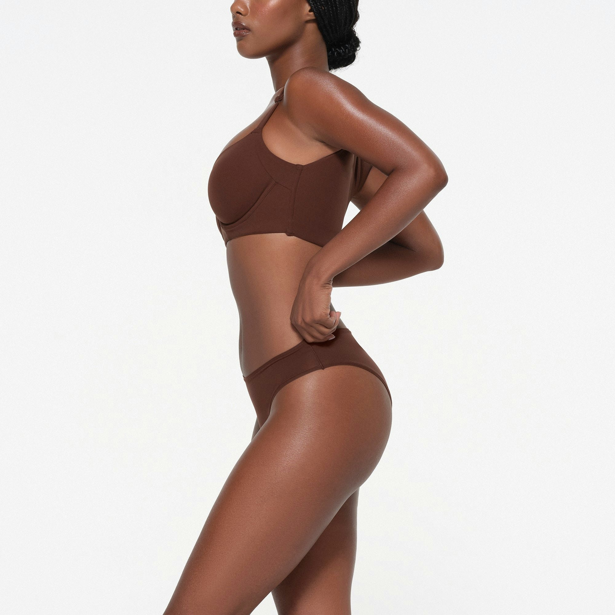 FITS EVERYBODY FULL COVERAGE BACK SMOOTHER BRA | COCOA ON A MODEL SIDE VIEW