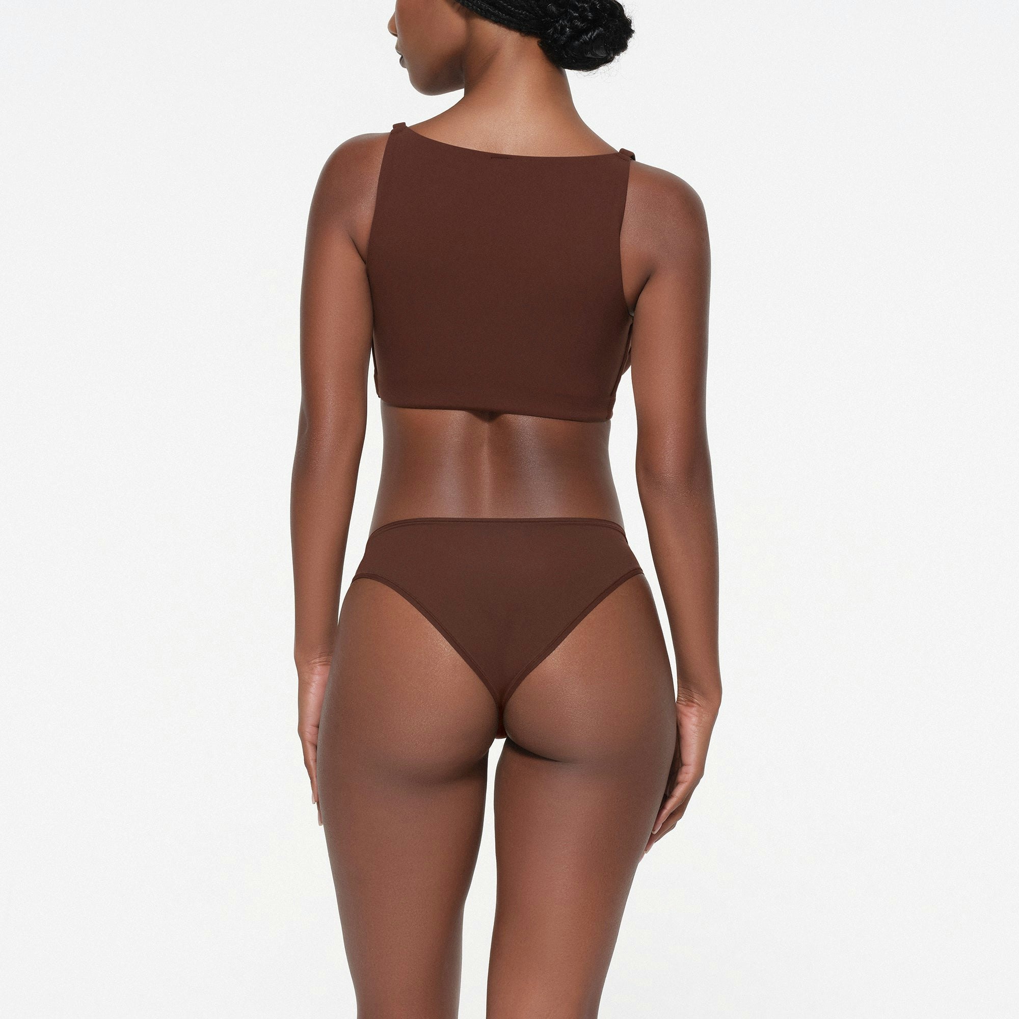 FITS EVERYBODY FULL COVERAGE BACK SMOOTHER BRA | COCOA ON A MODEL BACK VIEW