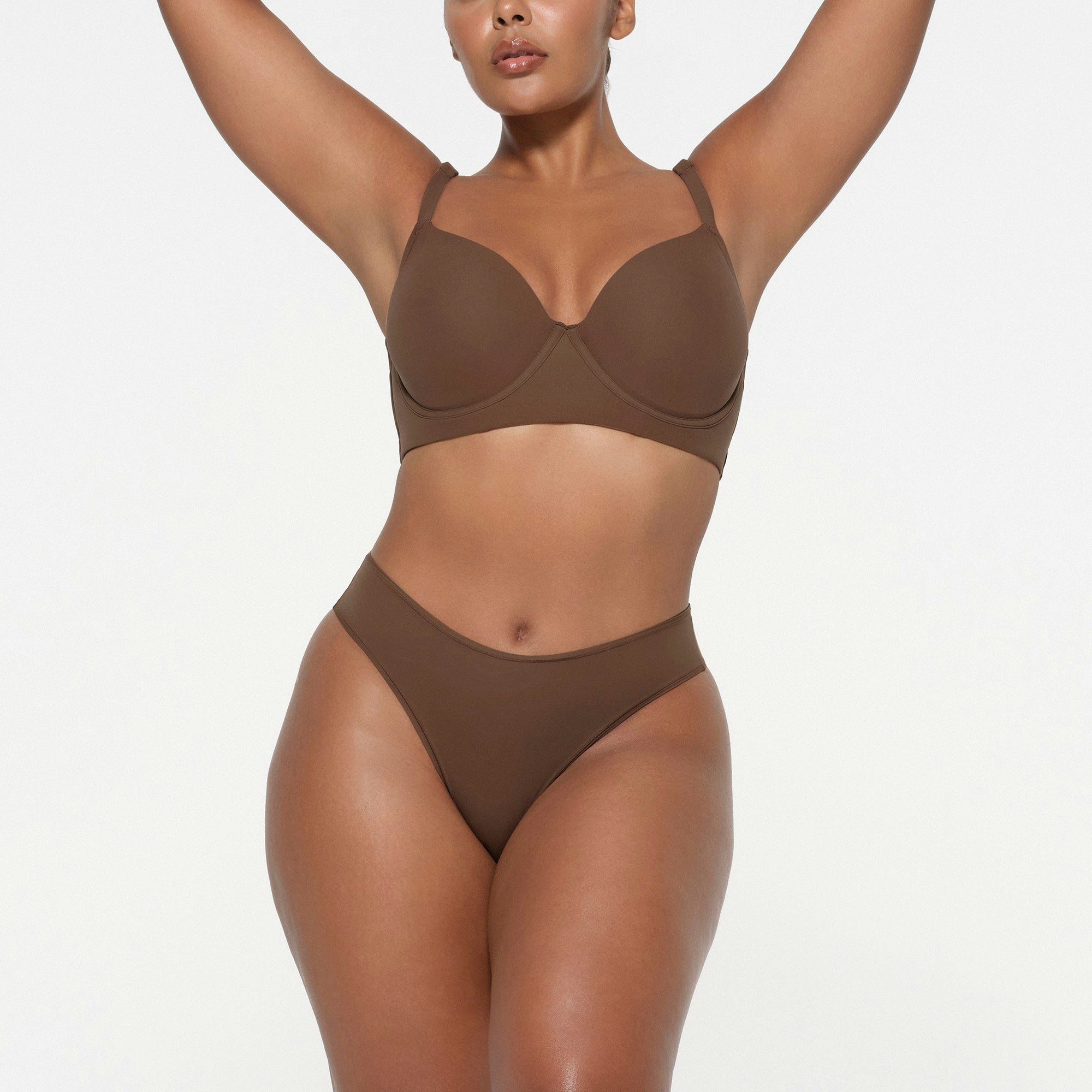FITS EVERYBODY FULL COVERAGE BACK SMOOTHER BRA | JASPER ON A MODEL FRONT VIEW