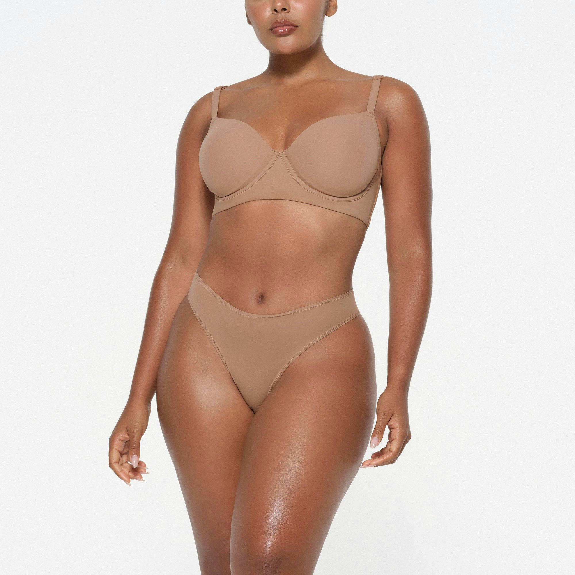 FITS EVERYBODY FULL COVERAGE BACK SMOOTHER BRA | SIENNA ON A MODEL FRONT VIEW