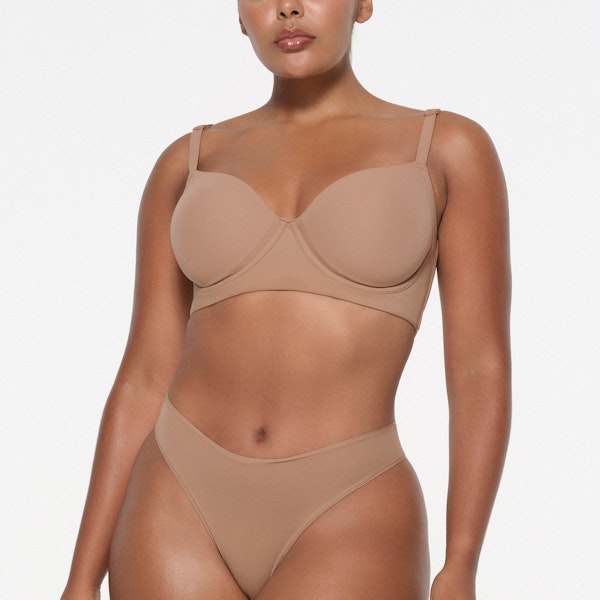 FITS EVERYBODY FULL COVERAGE BACK SMOOTHER BRA | SIENNA ON A MODEL FRONT VIEW