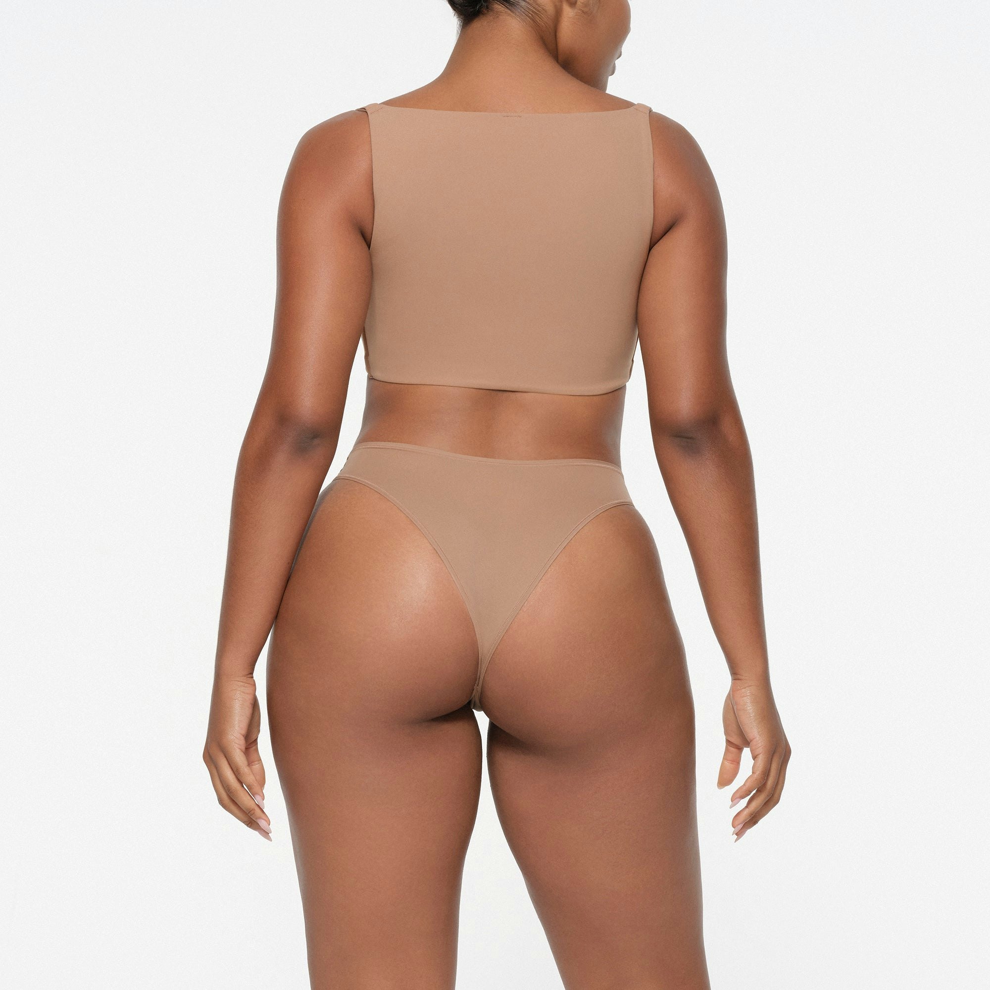FITS EVERYBODY FULL COVERAGE BACK SMOOTHER BRA | SIENNA ON A MODEL BACK VIEW