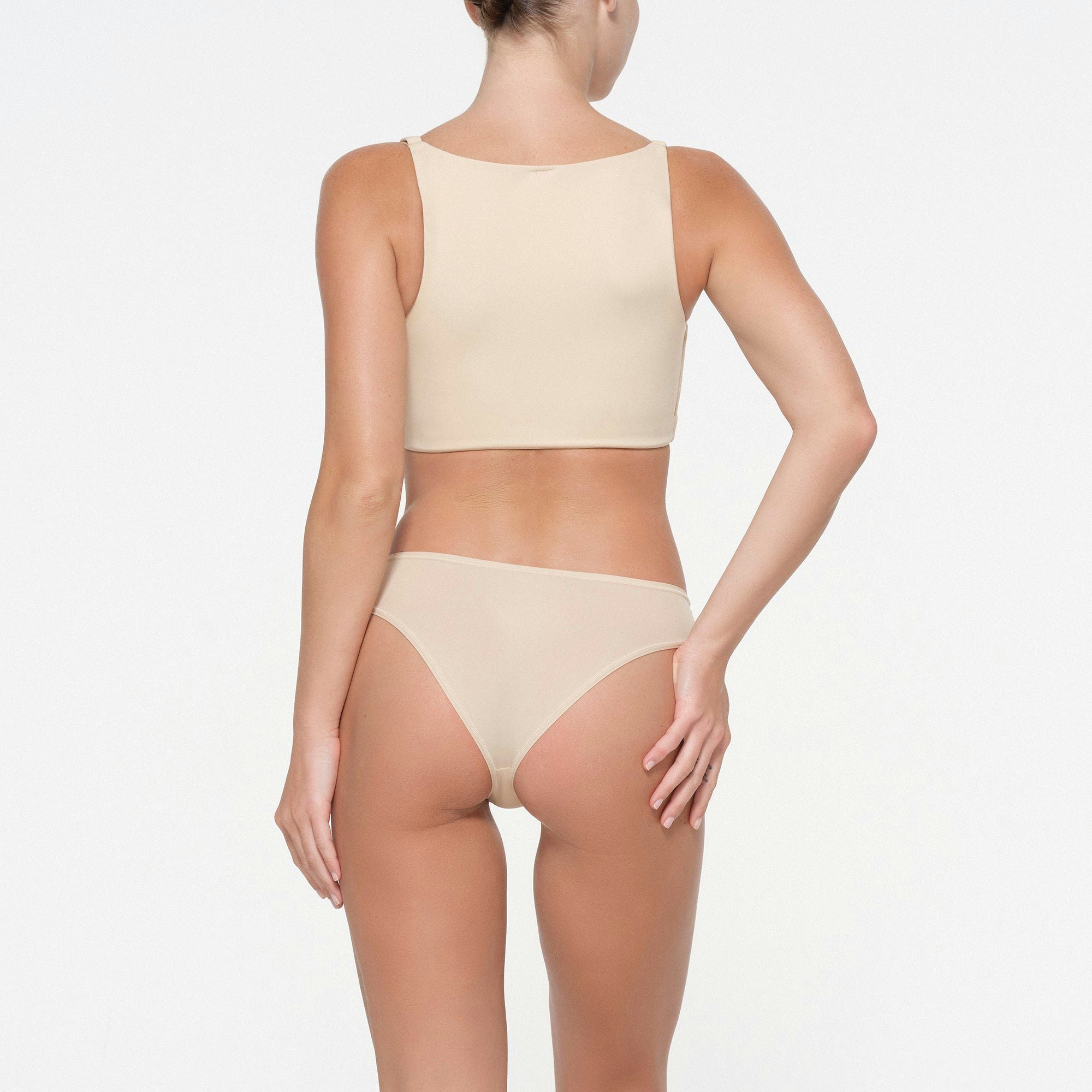 FITS EVERYBODY FULL COVERAGE BACK SMOOTHER BRA | SAND ON A MODEL BACK VIEW
