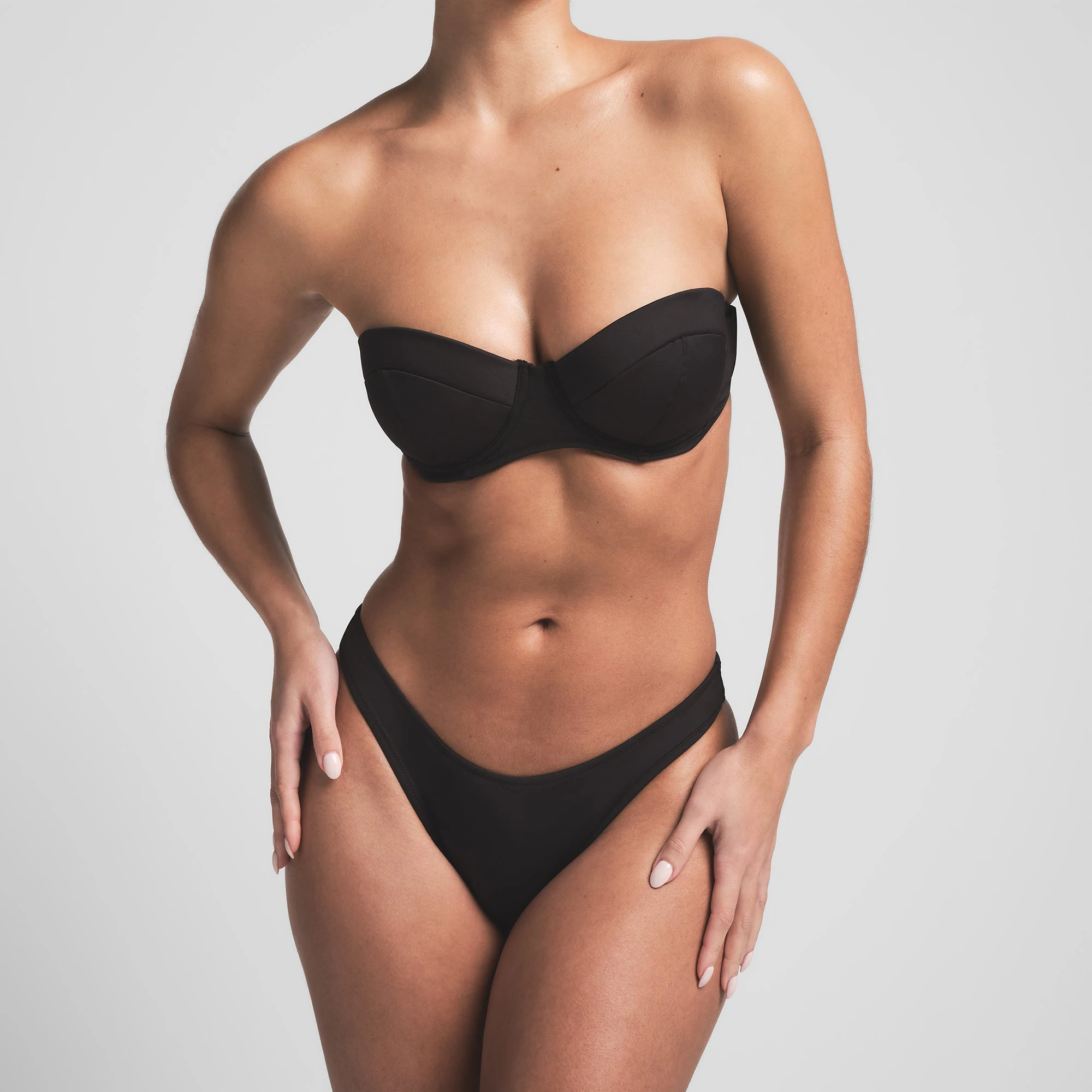 SIGNATURE SWIM DIPPED BIKINI BOTTOM | ONYX ON A MODEL FRONT VIEW | FOCUS: 0.0, 1.0, 0.9