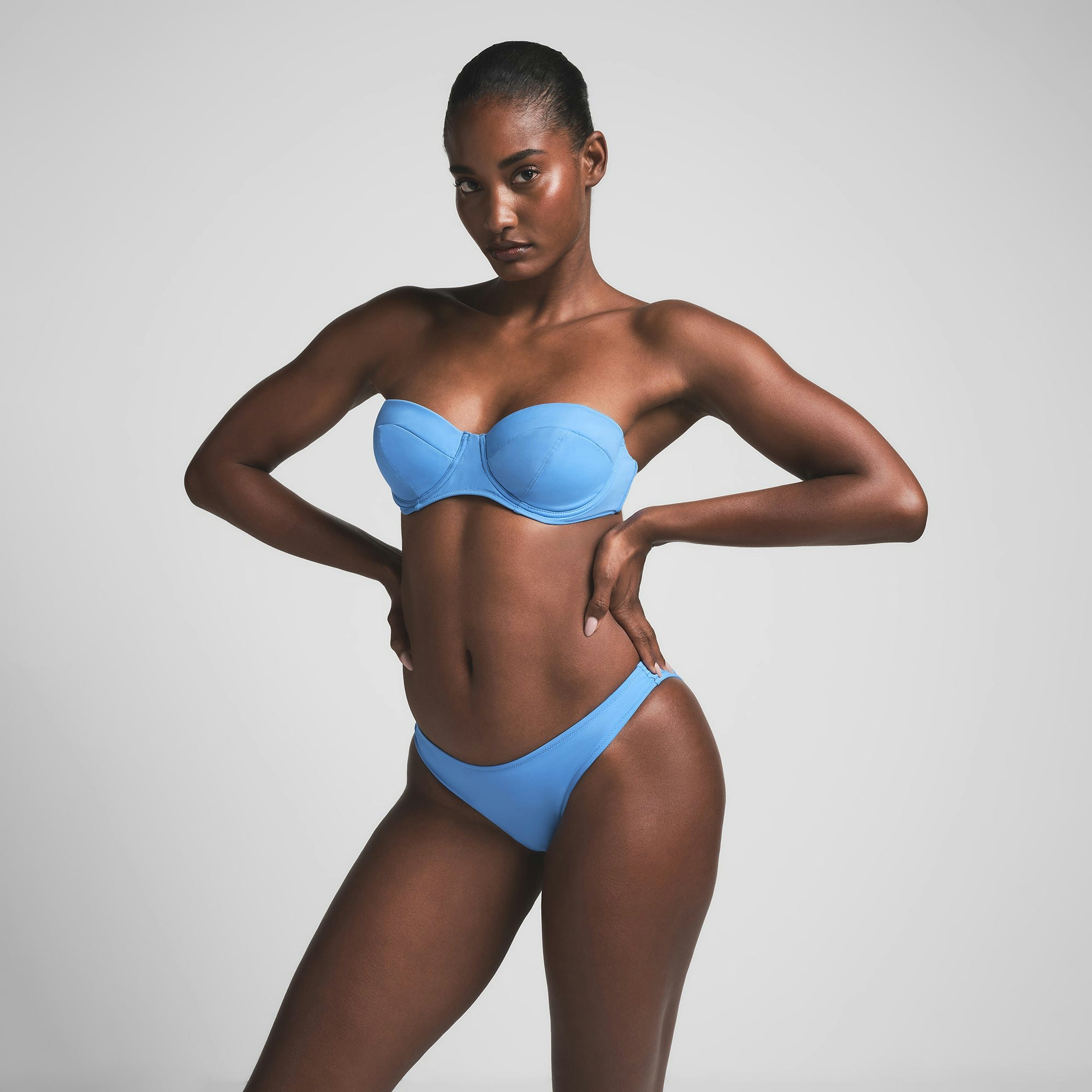 SIGNATURE SWIM DIPPED BIKINI BOTTOM | TIDE ON A MODEL SIDE VIEW | FOCUS: 0.0, 1.0, 0.9