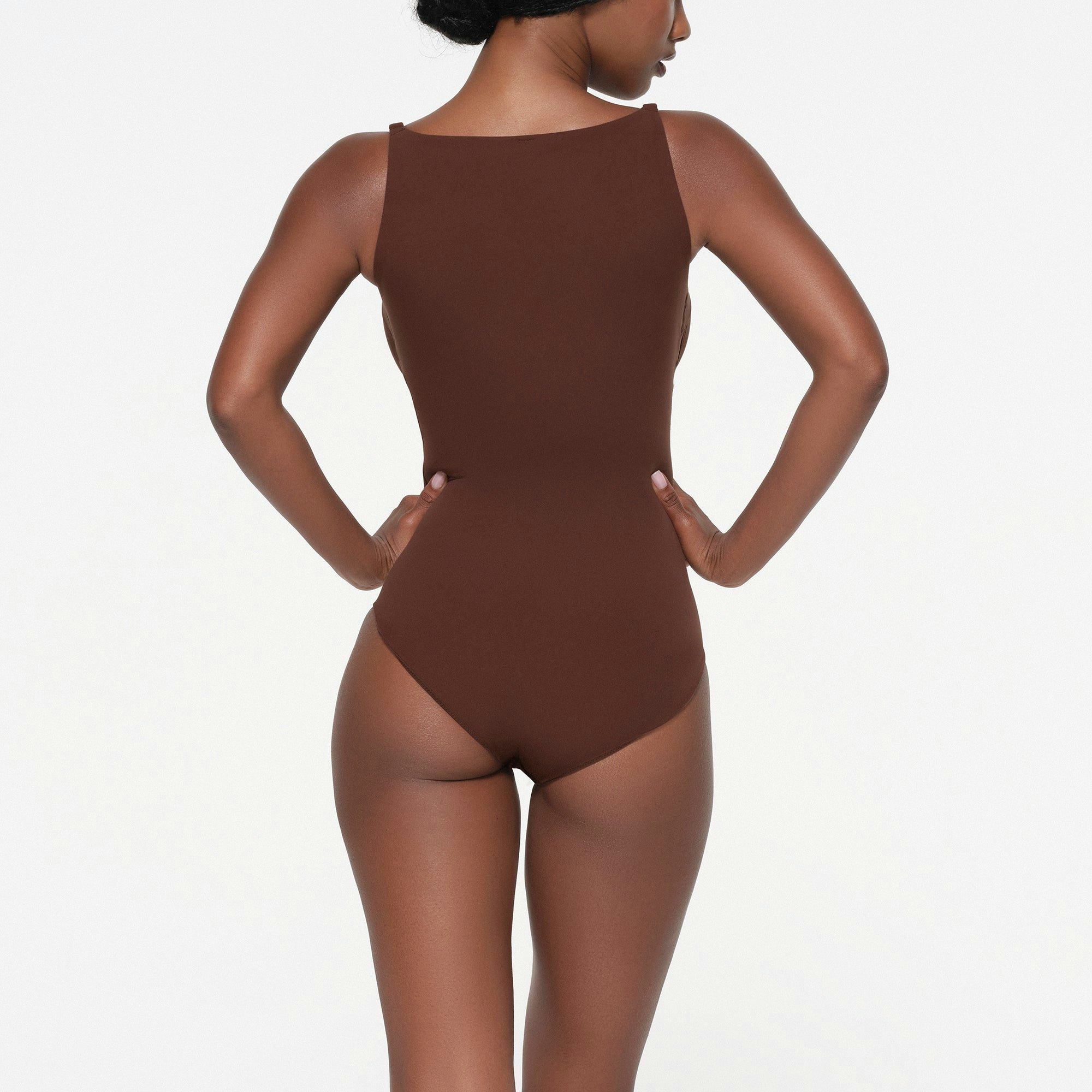 FITS EVERYBODY FULL COVERAGE BACK SMOOTHER BRIEF BODYSUIT | COCOA ON A MODEL BACK VIEW
