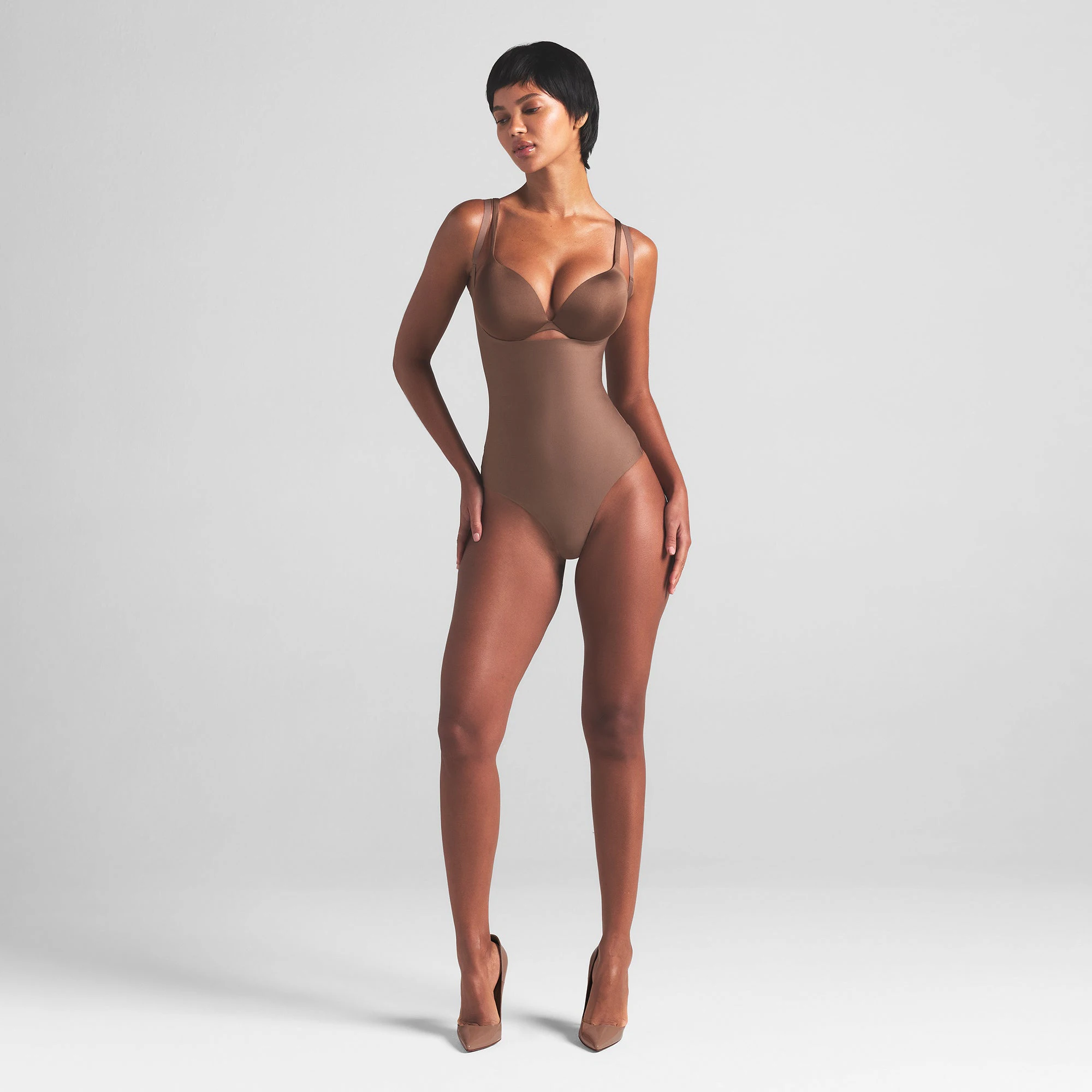 SKIMS BODY CORE SCULPT OPEN BUST THONG BODYSUIT | JASPER ON A MODEL FRONT VIEW | FOCUS: 0.0, 1.0, 0.9
