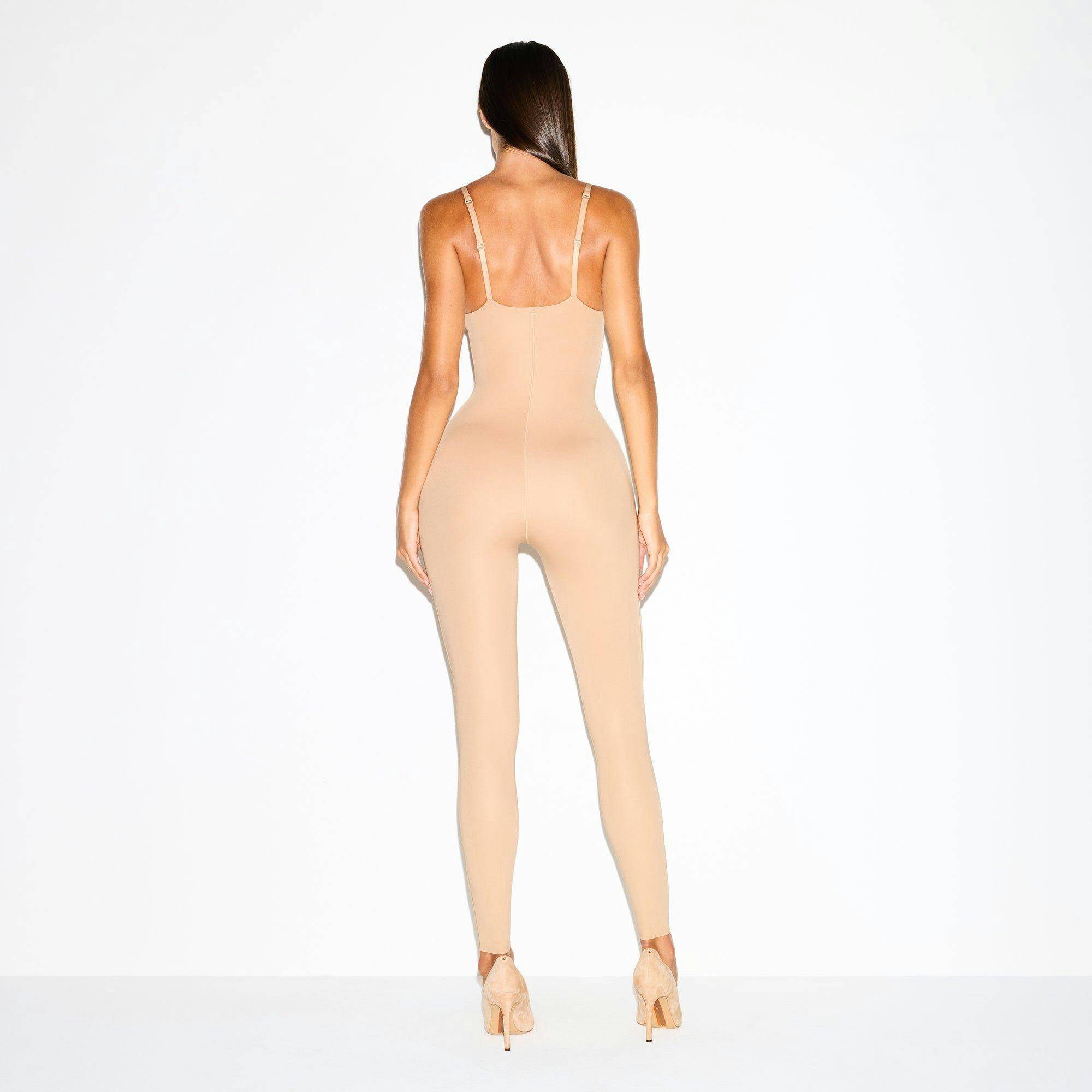 SKIMS ULTIMATE BODY BUTT AND HIP ENHANCING CATSUIT | CLAY ON A MODEL FRONT VIEW @ | FOCUS: 0.0, 1.0, 0.9