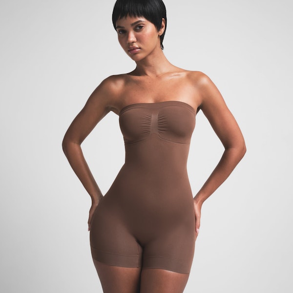 SEAMLESS SCULPT STRAPLESS SHORTIE BODYSUIT | JASPER ON A MODEL FRONT VIEW | FOCUS: 0.0, 1.0, 0.9