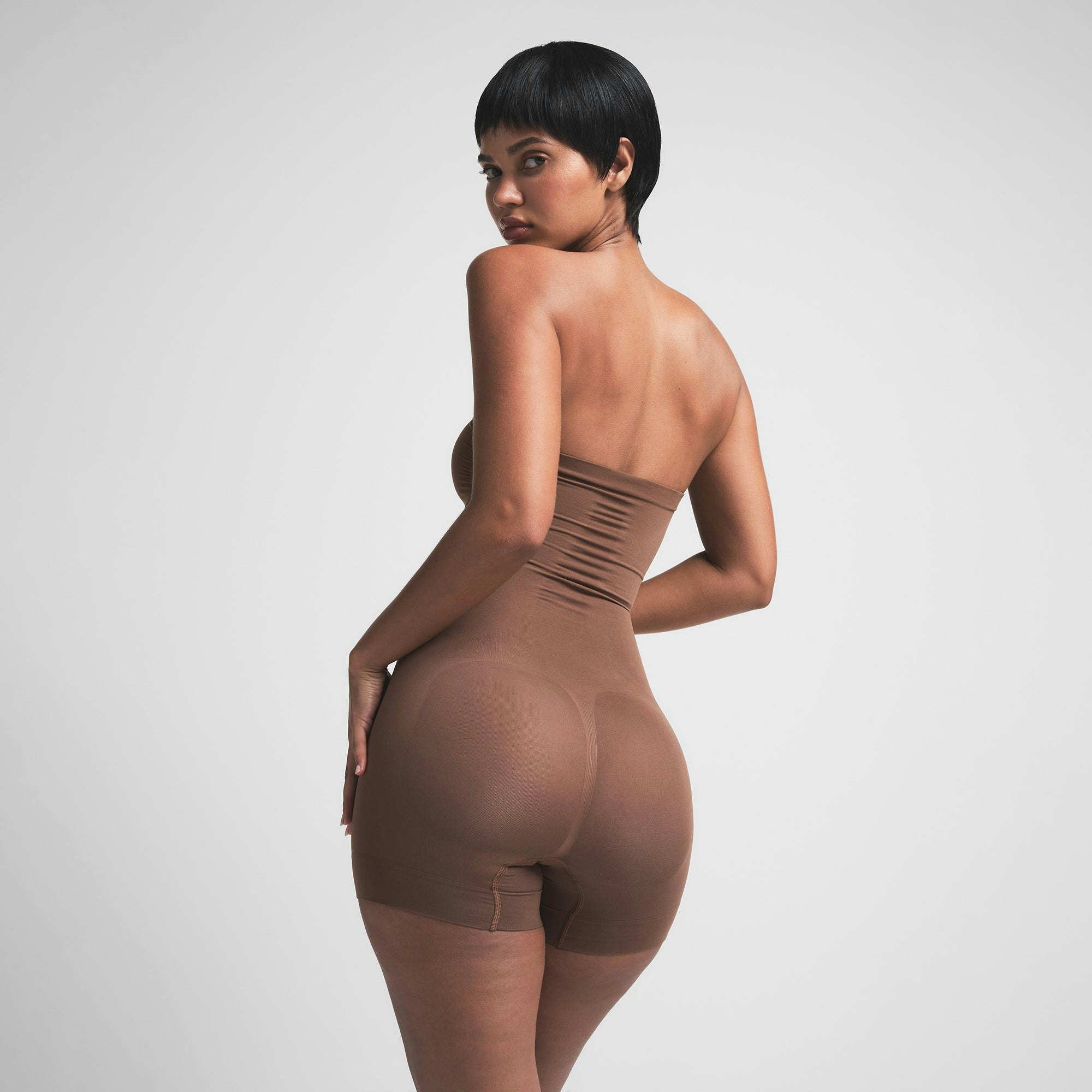 SEAMLESS SCULPT STRAPLESS SHORTIE BODYSUIT | JASPER ON A MODEL BACK VIEW | FOCUS: 0.0, 1.0, 0.9