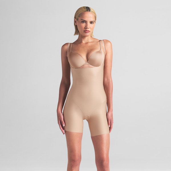 SKIMS BODY CORE SCULPT OPEN BUST MID THIGH BODYSUIT | CLAY ON A MODEL FRONT VIEW | FOCUS: 0.0, 1.0, 0.9