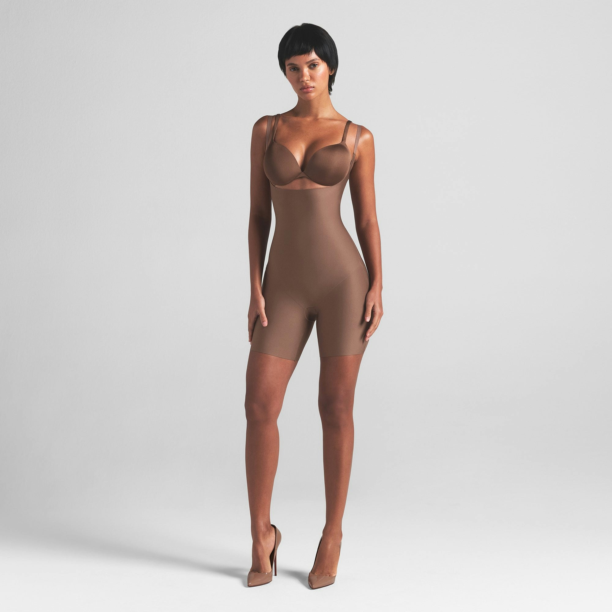 SKIMS BODY CORE SCULPT OPEN BUST MID THIGH BODYSUIT | JASPER ON A MODEL FRONT VIEW | FOCUS: 0.0, 1.0, 0.9